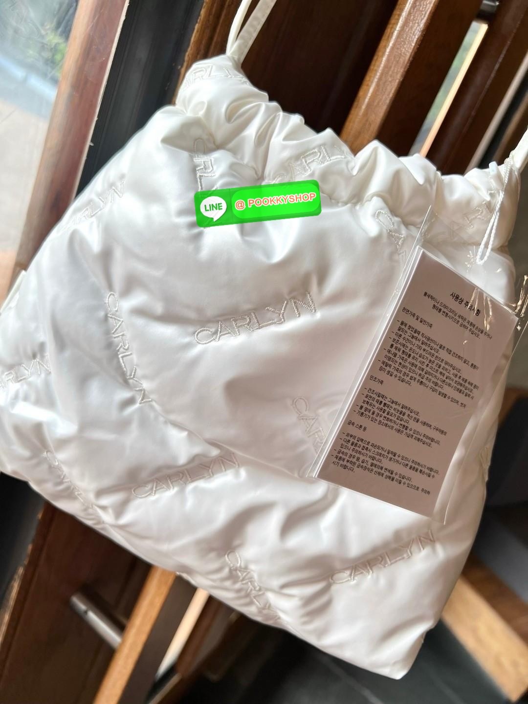 CARLYN TWEE MINI BAG #ไม่มินิตามชื่อจ้าา😘 💌พร้อมส่ง!สวยฉ่ำๆทุกสี ไม่มีไม่ได้แล้วจ้าา📌 ✔️กระเป๋าวัสดุไนล่อนอย่างดี นิ่มฟู ปักลายแบรนด์อันเป็นสัญลักษณ์ของรุ่นทั้งใบสวยงามค่ะ