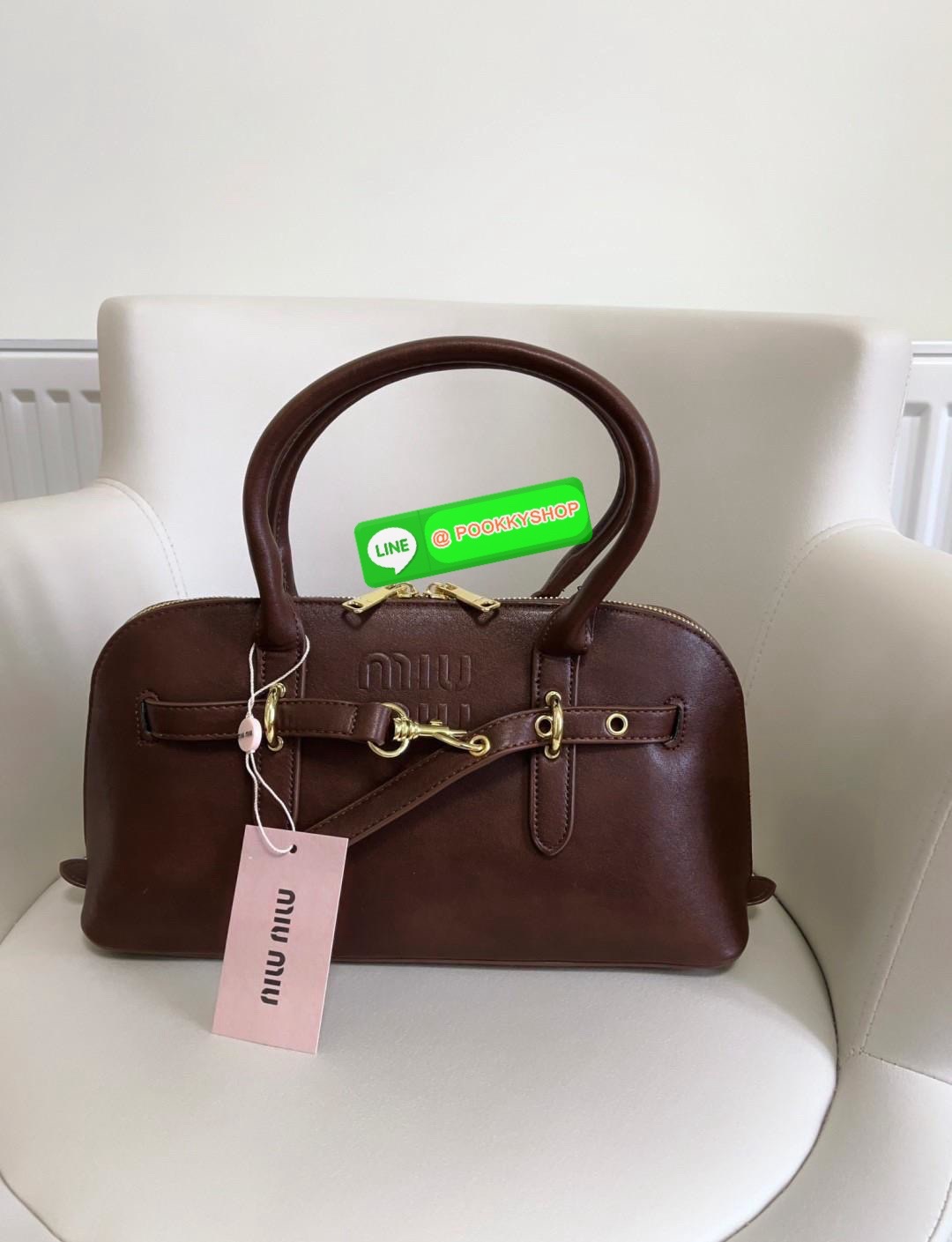 MIU MIU leather satchel bag 🔖พร้อมส่ง!! กับกระเป๋าหิ้ว หรือคล้องมือ หนังแท้อย่างดีสวย 🔖ดีไซด์เก๋แบบตัดคาดเข็มขัดด้านหน้า อะไหล่ทองสวยค่ะ 🔖เปิด-ปิดแบบซิปคู่ ซิปลื่น รูดได้รอบค่ะ ภายในกว้างมาก หายห่วงเรื่องใส่สัมภาระเลยค่า มีช่องซิปแ