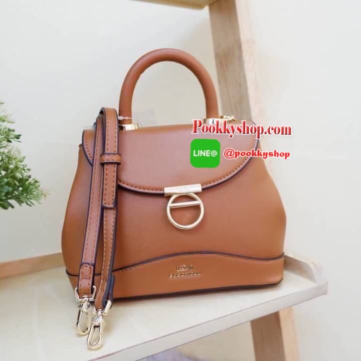 Lyn กระเป๋าหิ้วมาพร้อมสายสะพาย ขนาดกลางๆไม่เล็กไม่ใหญ่ ดีไซน์สวยน่ารัก ด้านในมีป้ายโลหะปั๊มแบรนด์ ใต้กระเป๋ามีหมุดรองทั้ง 4 มุม รูปทรงสวยเก๋ขนาดนี้ ไม่มีไม่ได้นะคะ