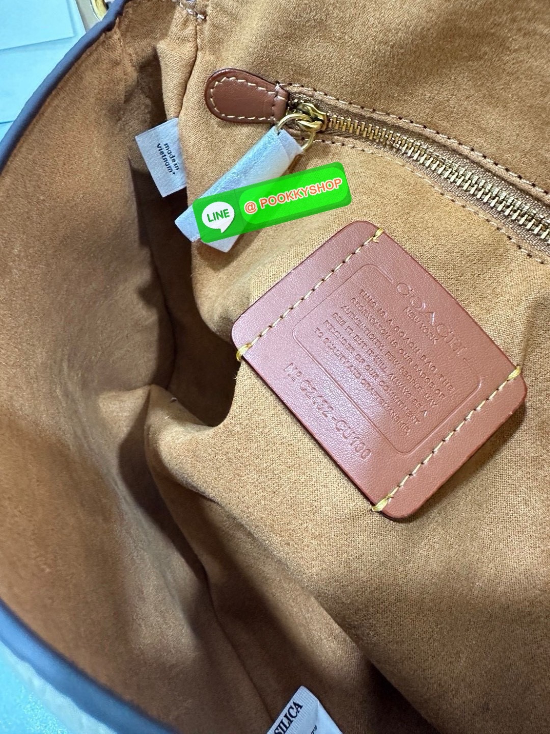 เรียบ หรู แต่ดูแพงแบบไม่ตั้งใจ Coach CU099 – Studio Shoulder Bag รุ่นฮิตสุดมินิมอล ตัว C เล็กหรูบนหนังสีคลาสิค ทรงสวยสะพายได้ทั้งถือไหล่และ crossbody ไม่ว่าจะใส่ลุคไหน… ก็เปลี่ยนเป็นลุคคุณหนูมีคลาสได้ในพริบตา