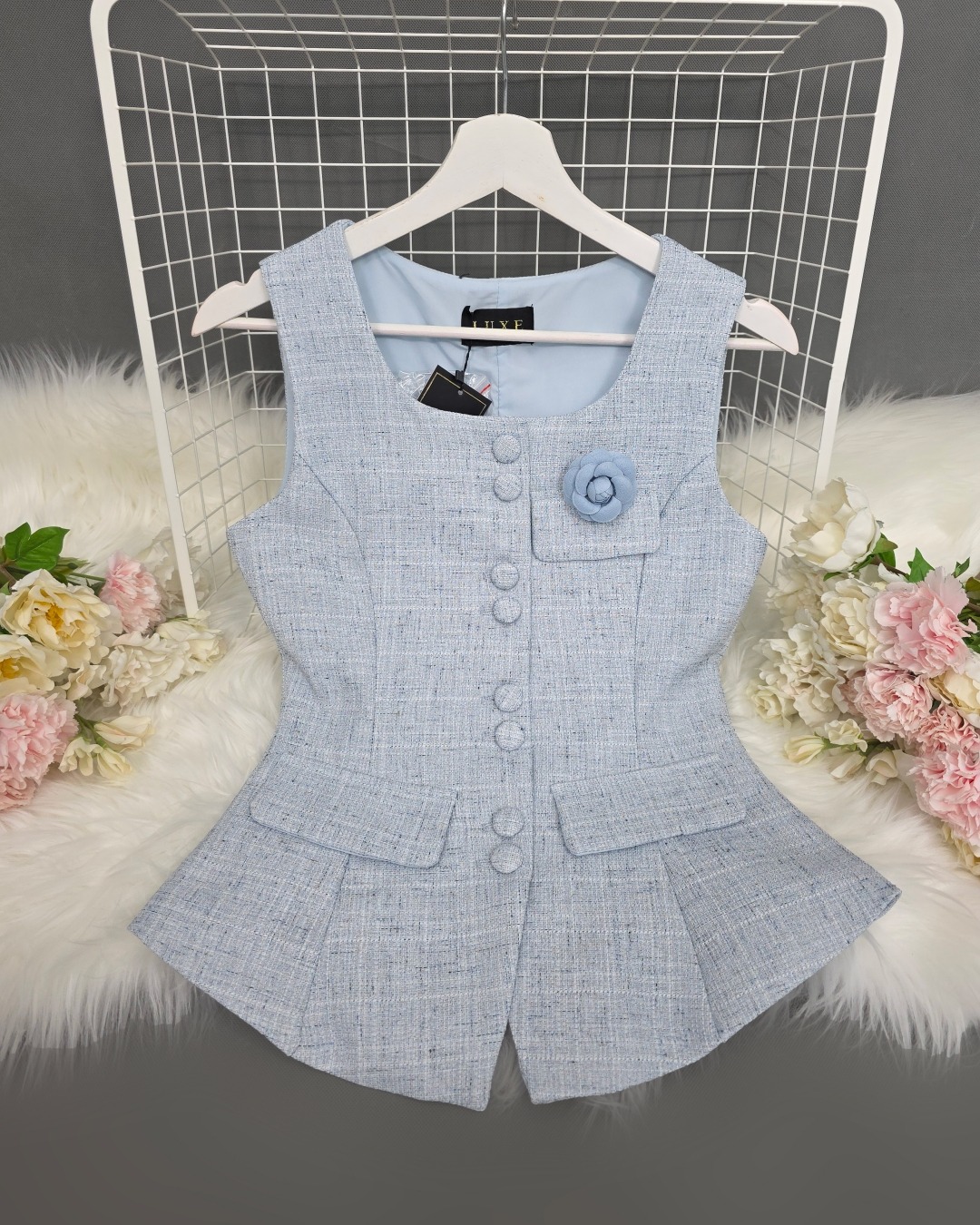 เสื้อแฟชั่น เสื้อกั๊กแขนกุด ติดกระดุมผ่าหน้า แต่งกระเป๋าและเข็มกลัดดอกไม้