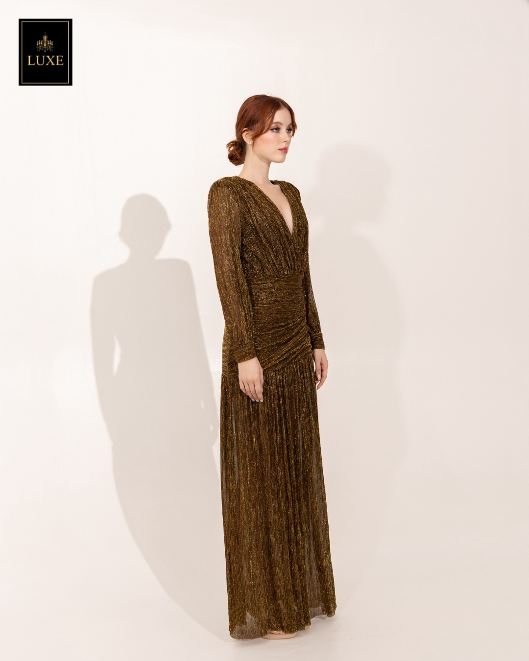 เดรสแฟชั่น แม็กซี่เดรสเสื้อคอวีป้าย แขนยาวเสริมไหล่ กระโปรงจับเดรปย่นเข้ารูปตรงสะโพก