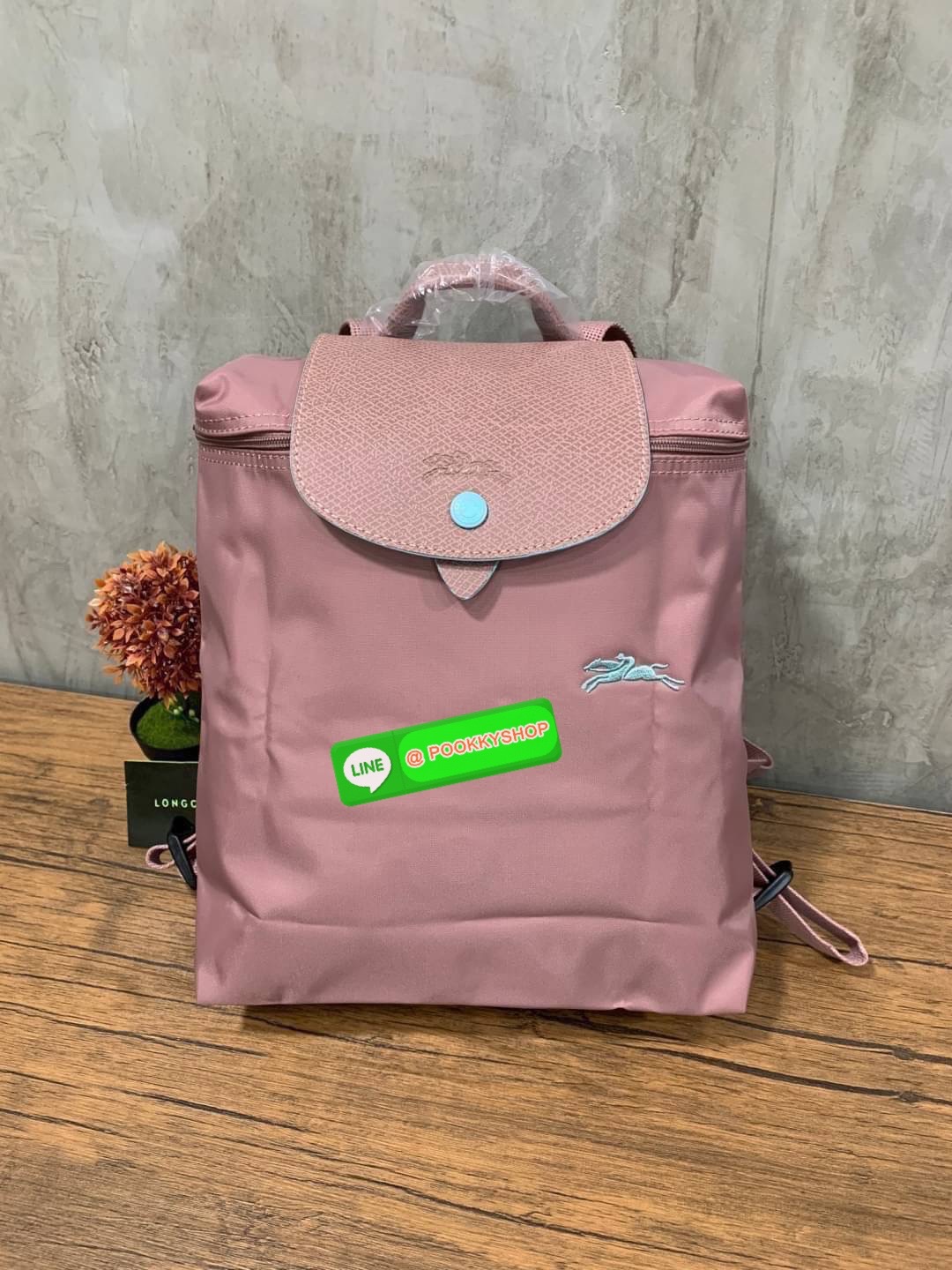 💕Longchamp LE PLIAGE Club Backpack พบกับอีกหนึ่งสไตล์ของLongchamp ที่เป็นรุ่นยอดนิยมอีกรุ่น สำหรับสาวแฟชั่นหัวทันสมัย เติมความพิเศษให้กับลุคด้วย ยังมีสีให้เลือกเยอะเรียกได้ว่าชอบสีโทนไหน ชอบแต่งตัวสไตล์ไหนก็เอาไปแมทช์กันได้เลย เป็นกระเป๋าเป้ในไม่ก