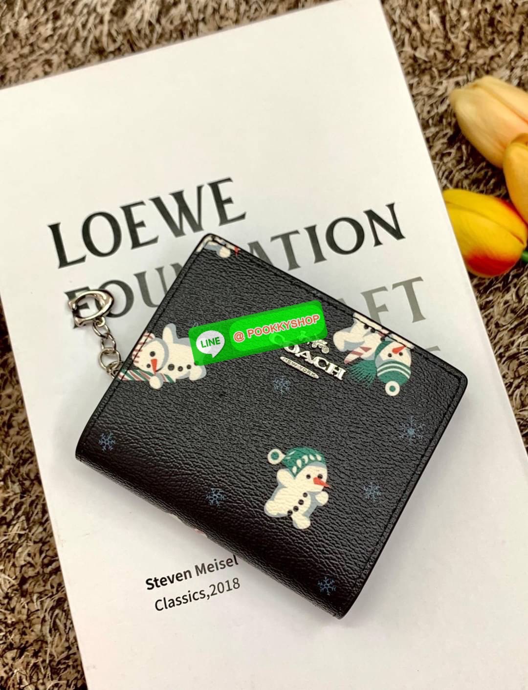 COACH SNAP WALLET ((8704//6941)) 🌍พร้อมส่ง ห้ามพลาด ก่อนหมดค่ะ! ✔️กระเป๋าเงินใบสั้น หนังแท้ แต่ละสีปริ้นลายได้สวยงาม แตกต่างกันไปค่ะ ✔️เปิด-ปิดกระเป๋าแบบกระดุม ภายในมีช่องใส่ธนบัตรตามยาว และช่องเสียบบัตร5ช่อง//มีช่องซิปแยกฝั่งห้อยด้ว