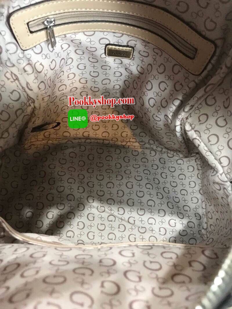 Don't Miss! GUESS WOMAN'S FACTORY BACKPACK กระเป๋าเป้ขนาดกำลังดีวัสดุหนังแกะสังเคราะห์นิ่มสวยน้ำหนักเบา มีหูหิ้วเเละสายสะพายหลังเลื่อนปรับได้ ด้านหน้ามีโลโก้และช่องซิป เปิดปิดด้วยซิปสะดวกใช้ ภายในกว้างใส่เอกสาร ipad ของใช้ได้เยอะ จะสะพายไปเรียนไ
