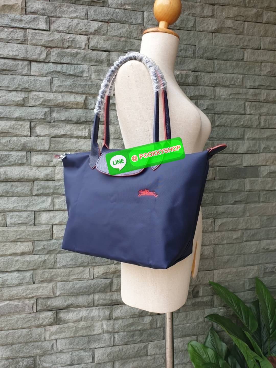 Longchamp Le Pliage Club Tote Bag Size S หูยาว วัสดุเนื้อผ้า Nylon Canvas เคลือบกันนำ้ ตัดด้วยหนังแท้ที่มีน้ำหนักเบา ดีไซน์เรียบง่ายแต่เต็มไปด้วยความคลาสสิก จนเป็นที่ชื่นชอบไปทั่วโลก Longchamp ปรับโฉม LE PLIAGE ด้วยการปักลายรูปม้า-ตราสัญลักษณ์ของแบรนด์บนผ