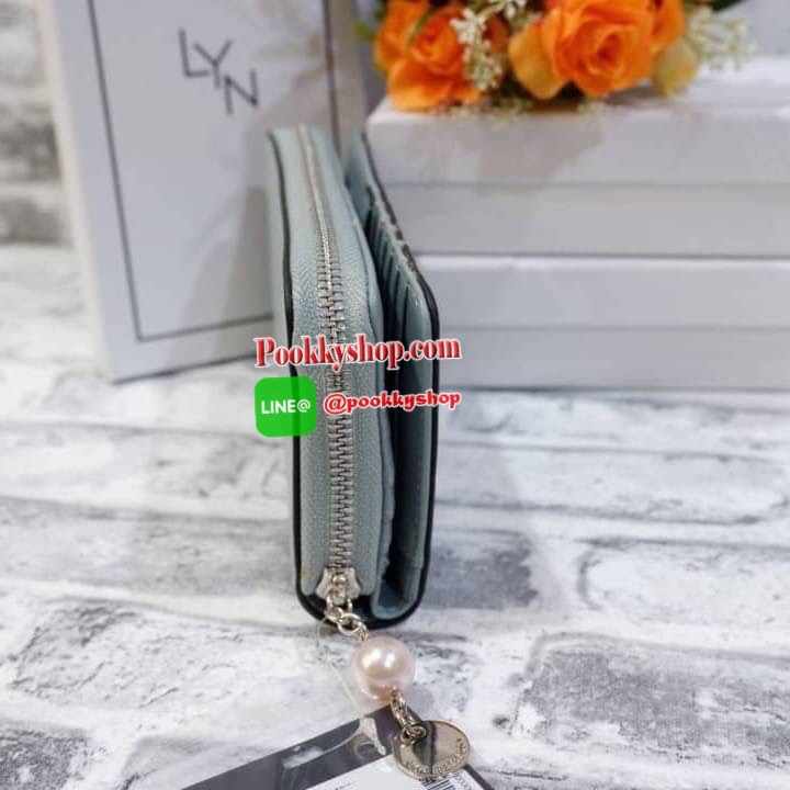 Lyn กระเป๋าสตางค์ใบยาว ด้านหน้าปั๊มโลโก้แบรนด์ แต่งโลหะทอง ด้านในมีช่องใส่บัตรเยอะมาก และมีช่องซิบ ตัวจับซิบแต่งไข่มุกเม็ดโตๆห้อยป้ายโลหะปั๊มโลโก้แบรนด์ด้วยสวยมากเกินหน้ามากค้าาา