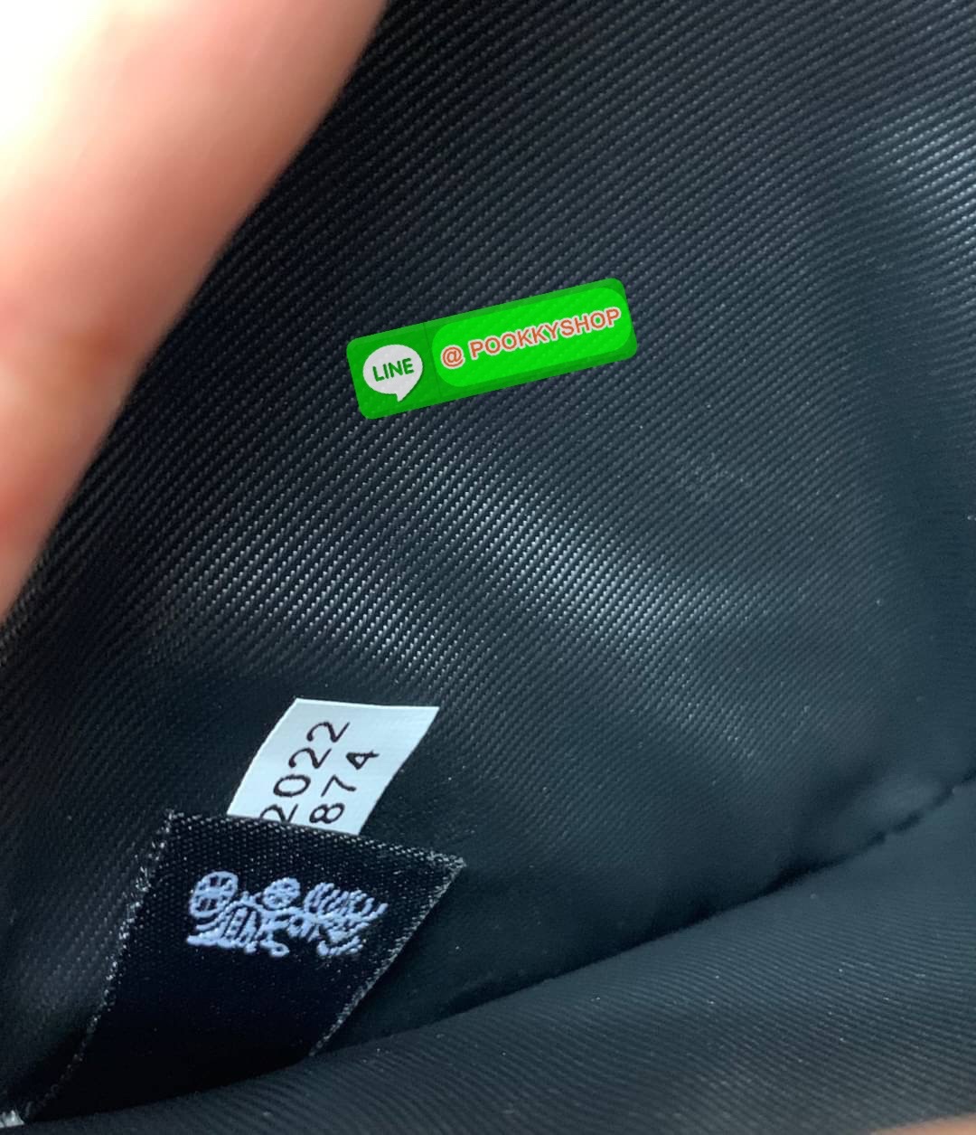 COACH TECH WALLET IN COLORBLOCK SIGNATURE ((C2874)) ✔️กระเป๋าเงินใบยาว หนังแท้ พร้อมสายคล้องมือในตัวค่ะ ✔️เปิดปิดด้านหน้าแบบฝากระดุม ภายในมีช่องใส่ธนบัตร2ช่อง ;สามารถใส่มือถือ iphone 10 xs max ได้เลยค่ะ ✔️มีช่องเสียบธนบัตร7ช่อง;พร้อมช