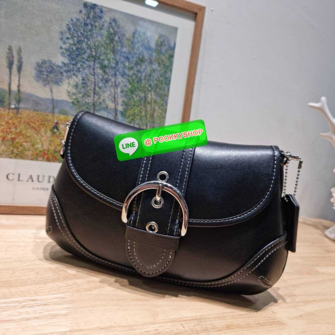 COACH CR737 SOHO BAG IN REPURPOSED DENIM 🔅 Details เลิกสวยแซ่บกี่โมงคะคุณน้า! ไอเท็มให้พาใจสั่นมาอีกแล้ว! กับกระเป๋าสะพายไหล่สไตล์วินเทจ ที่ยังคงแมสและฮอตมาก ด้วยรูปทรงที่ใช้งานง่าย ไม่เกะกะ แต่มีความเรียบหรูในตัว กระเป๋าปิดด้วยกระดุมแม่เหล็ก ภายใ