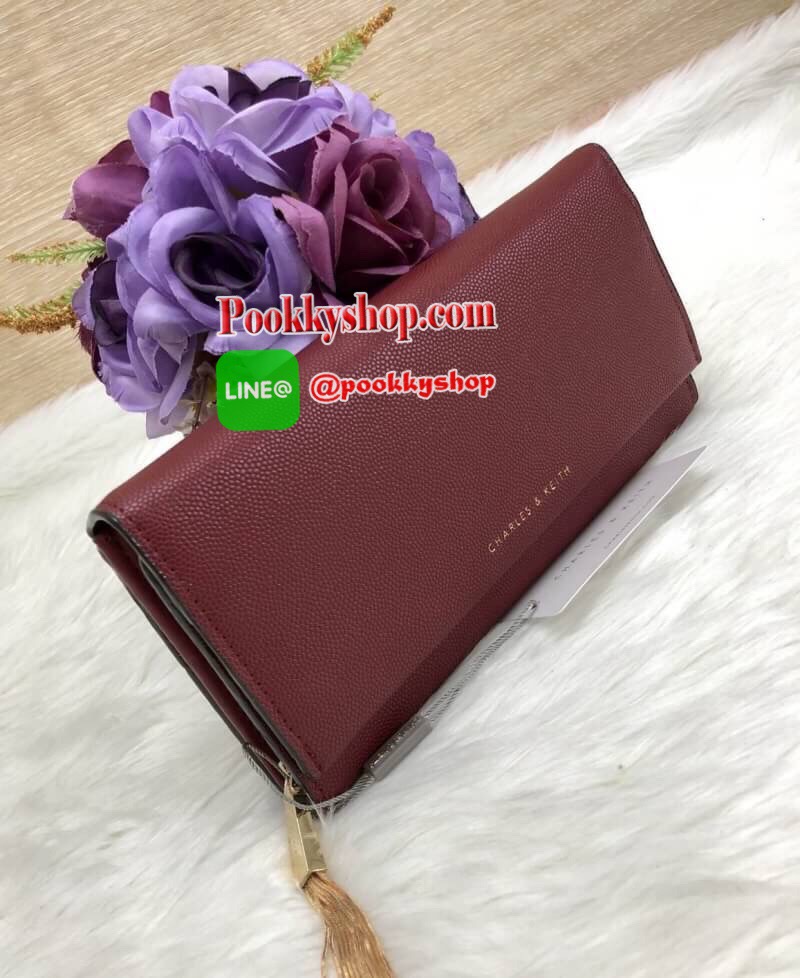 New arrival CHARLES & KEITH TASSEL DETAIL LONG WALLET BAG พร้อมส่งอีกครั้ง พร้อมเฉดสีใหม่ปี 2018ค่ะ!!! หระเป๋าสตางค์ใบยาวแบบฝาพับแม่เหล้ก ลายหนังคาร์เวีย สวย เรียบหรู ดูดี มากๆค่ะ ภายในกระเป๋าแบ่งเป็นช่องซิปยาวตอนหน้า ที่ตัวซิปเป็นอะไหล่พู่ห้อยลงมา เก๋มาก