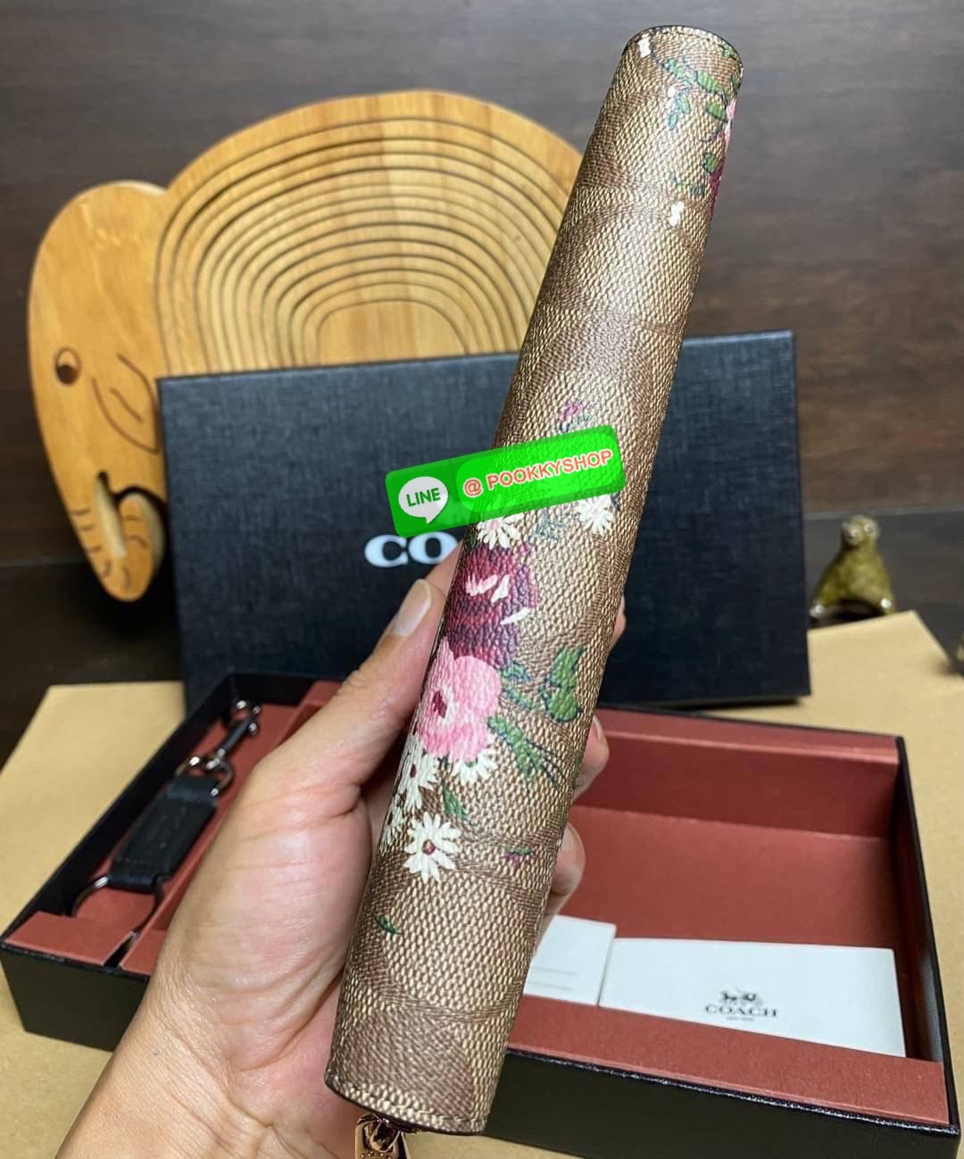 พร้อมส่ง 📌อุปกรณ์มาพร้อมกล่อง/แคร์การ์ด/ถุงกระดาษ/พวงกุญแจ COACH ACCORDION ZIP WALLET IN SIGNATURE CANVAS กระเป๋าสตางค์ใบยาว ซิปรอบ ใช้งานง่าย ด้วยฟังค์ชั้น ด้านใน ใส่บัตรได้จุใจ มีช่องซิปใส่เหรียญตรงกลาง โดนใจหลายๆคนไปเรียบร้อยและคลาสสิค เรียบหรู