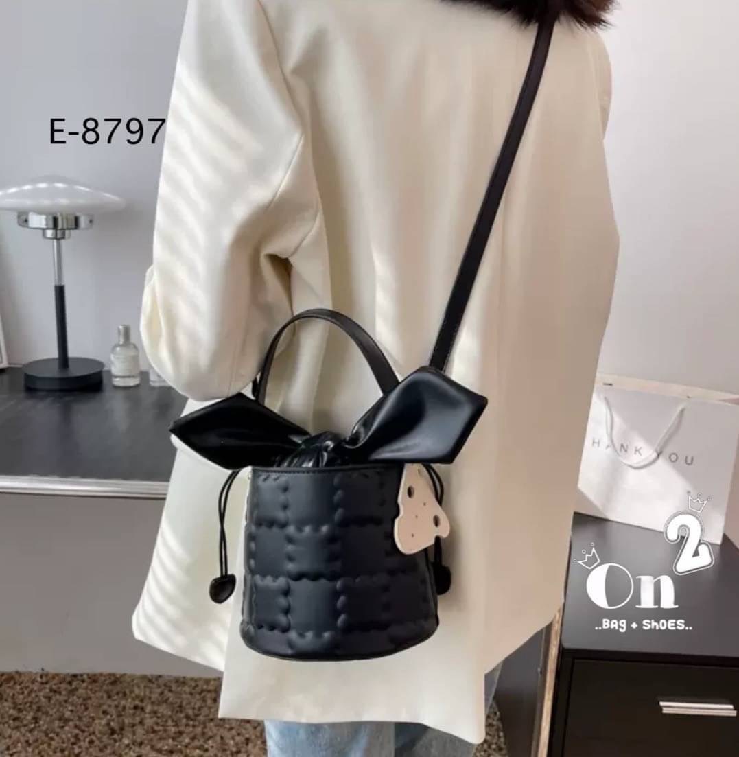 กระเป๋าสะพายแฟชั่นทรงถัง เปิดปิดแบบหูรูด มัดเป็นโบว์น่ารักมากค่ะ มาพร้อมสายสะพายยาว จะถือหรือสะพายก็เริ่ดคร่า