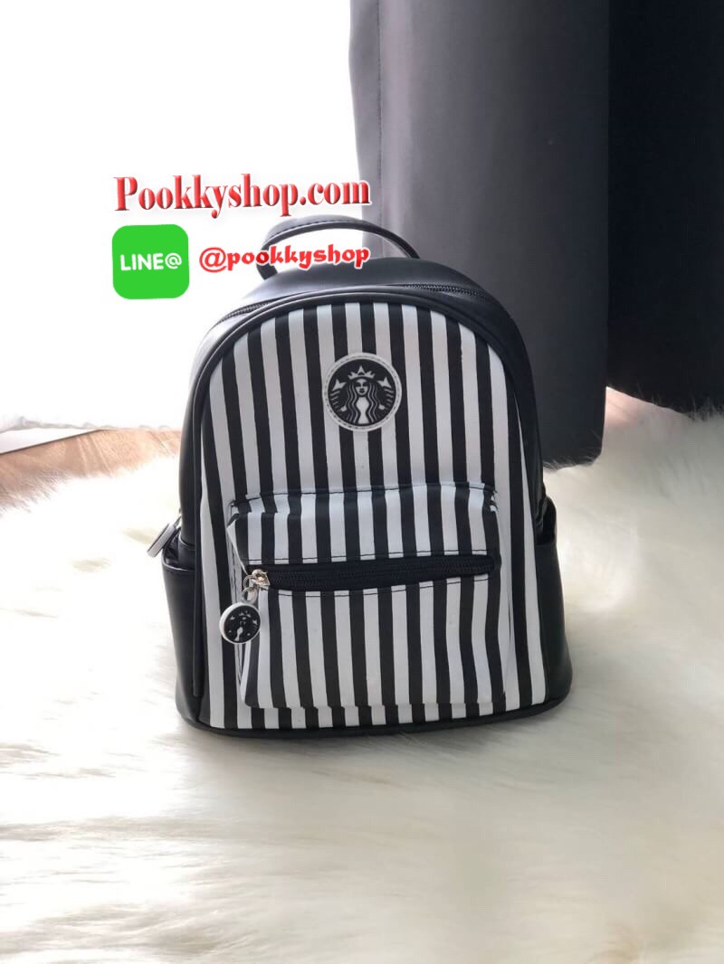 STARBUCKS BACKPACK กระเป๋าเป้สุดน่ารัก ขนาดกำลังพอเหมาะสำหรับใส่ของระหว่างวัน และช่องจัดเก็บอีกหลากหลายรูปแบบ ดีไซน์สวยนับเป็นอีกหนึ่งกระเป๋าเป้ที่พร้อมให้คุณได้สะพายออกไปข้างนอกได้ทุกวันอย่างมั่นใจ เพราะแมทช์เข้ากับทุกลุค รุ่นนี้แนะนำเลยค่า