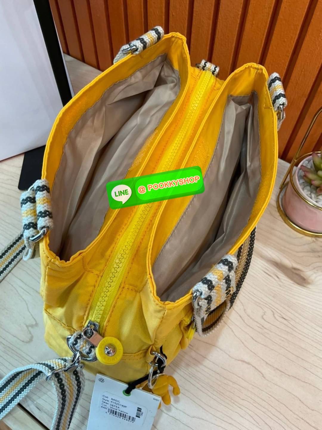 Kipling Damen Orelie Henkeltasche รุ่น K15257 กระเป๋าถือ/สะพาย Crossbody ขนาดกำลังดี หูกระเป๋ายาวสามารถคล้องบ่าได้ วัสดุpolymode100% ผ้ากันน้ำ กระเป๋ามีน้ำหนักเบา มีช่องซิป ด้านหน้า และ ด้านหลัง ภายในแบ่งเป็น 3 ช่องหลักใช้งาน ช่องซิปกลางแยกเป็นสัดส่วน จุข