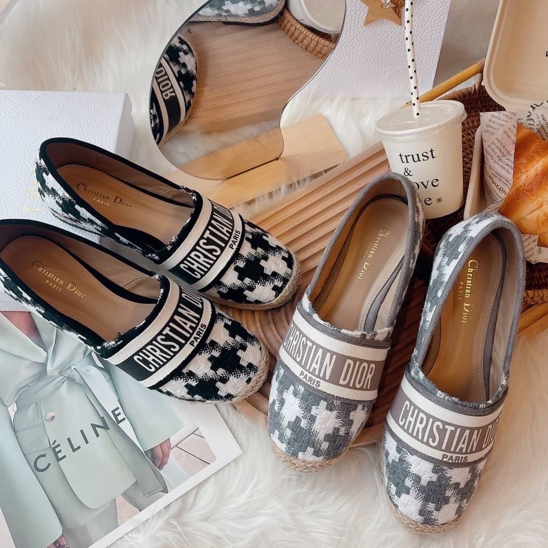 งานเข้าใหม่ พร้อมส่ง แบบใหม่ เพิ่งเข้า สลิปออนงานปอ Dior ลายใหม่ ชิโนริ ลายผ้าน่ารักมาก งานดี ปั้มแบรนด์