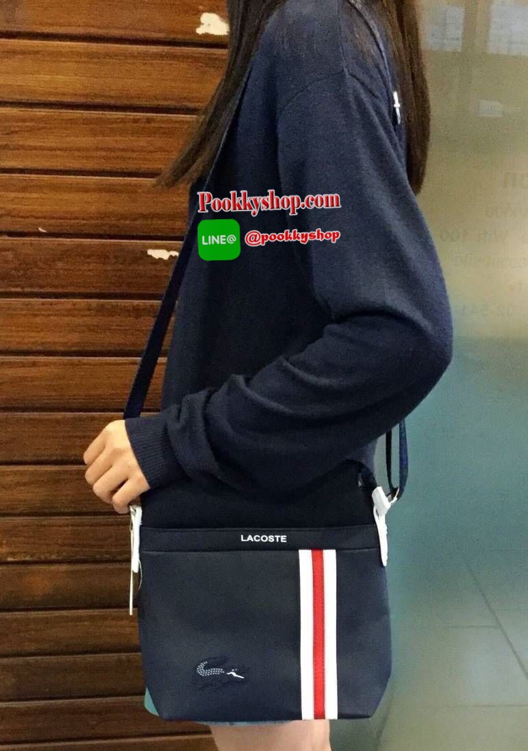 ห้ามพลาด! BEST SELLER! ลาคอส MESSENGER BAG กระเป๋าสะพายรุ่นใหม่ล่าสุดขนาดกำลังดีหนังนิ่มสวยอยู่ทรง ด้านหน้ามี1ช่องซิป พร้อมโลโก้แบรนด์และเเถบคาดดูมีดีเทล เปิดปิดด้วยซิปสะดวกใช้หัวซิปแบรนด์อะไหล่เงินสามารถใส่ ipad mini มือถือ กระเป๋าสตางค์ใบยาว ของจุกจิก