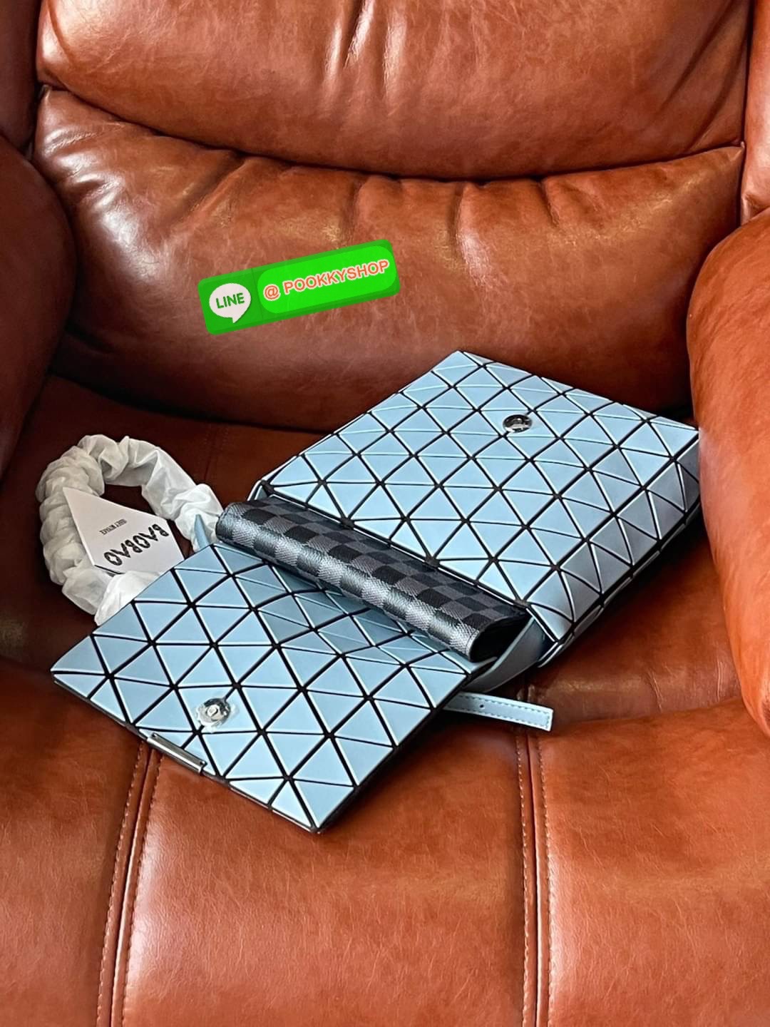 💕Baobao Issey Miyake Off-White Flap Messenger Bag(Large) สำหรับใครที่ต้องการใช้งานแบบเน้นการเคลื่อนไหวที่คล่องตัว แนะนำรุ่นนี้เลยคะ มาพร้อมแผ่นรูปทรงสามเหลี่ยมอันโดดเด่นแฝงไปด้วยความทันสมัยบ่งบอกถึงความเป็นเอกลักษณ์ของแบรนด์ได้เป็นอย่างดี ซึ่งสายส
