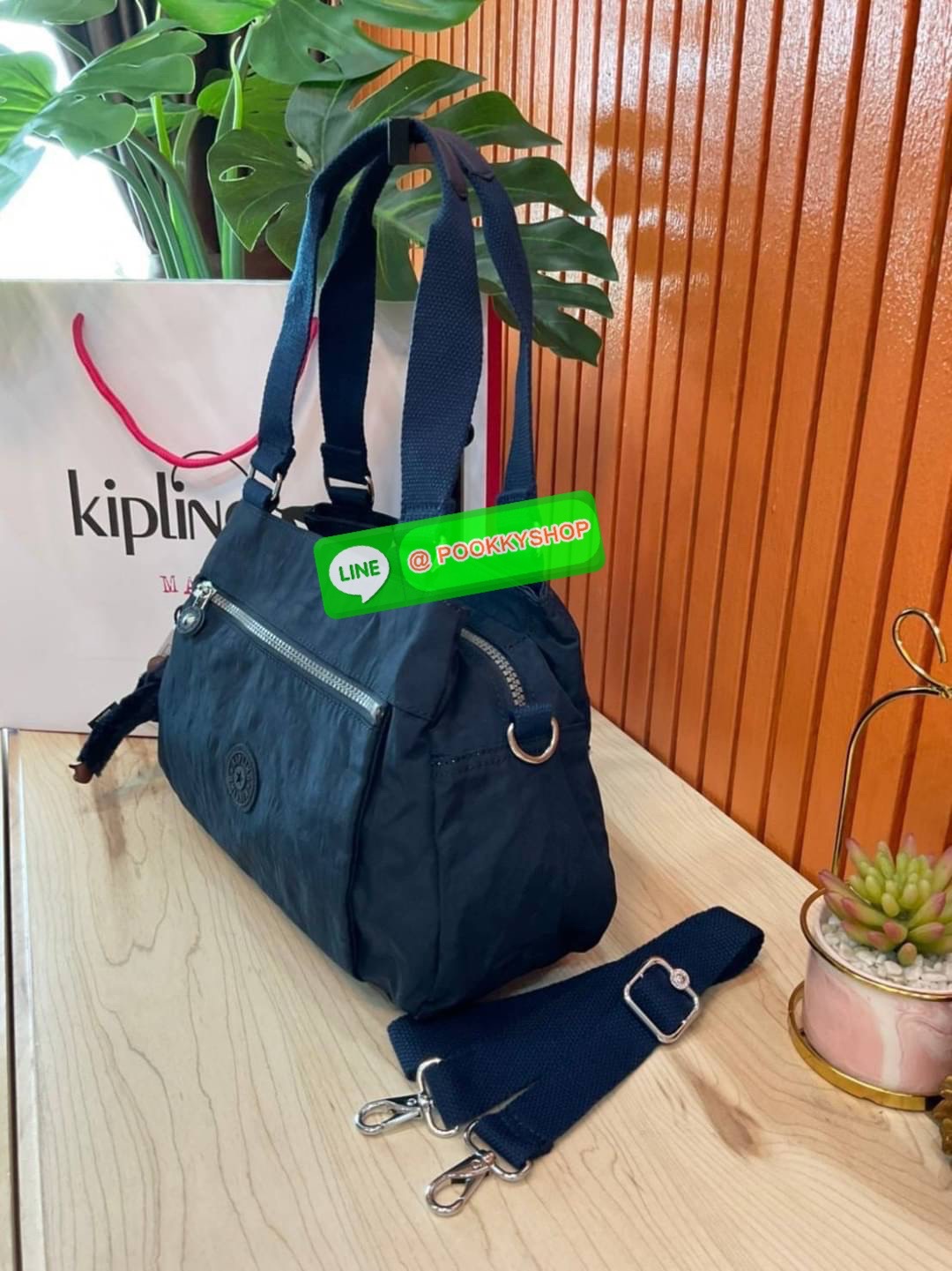Kipling Damen Orelie Henkeltasche รุ่น K15257 กระเป๋าถือ/สะพาย Crossbody ขนาดกำลังดี หูกระเป๋ายาวสามารถคล้องบ่าได้ วัสดุpolymode100% ผ้ากันน้ำ กระเป๋ามีน้ำหนักเบา มีช่องซิป ด้านหน้า และ ด้านหลัง ภายในแบ่งเป็น 3 ช่องหลักใช้งาน ช่องซิปกลางแยกเป็นสัดส่วน จุข