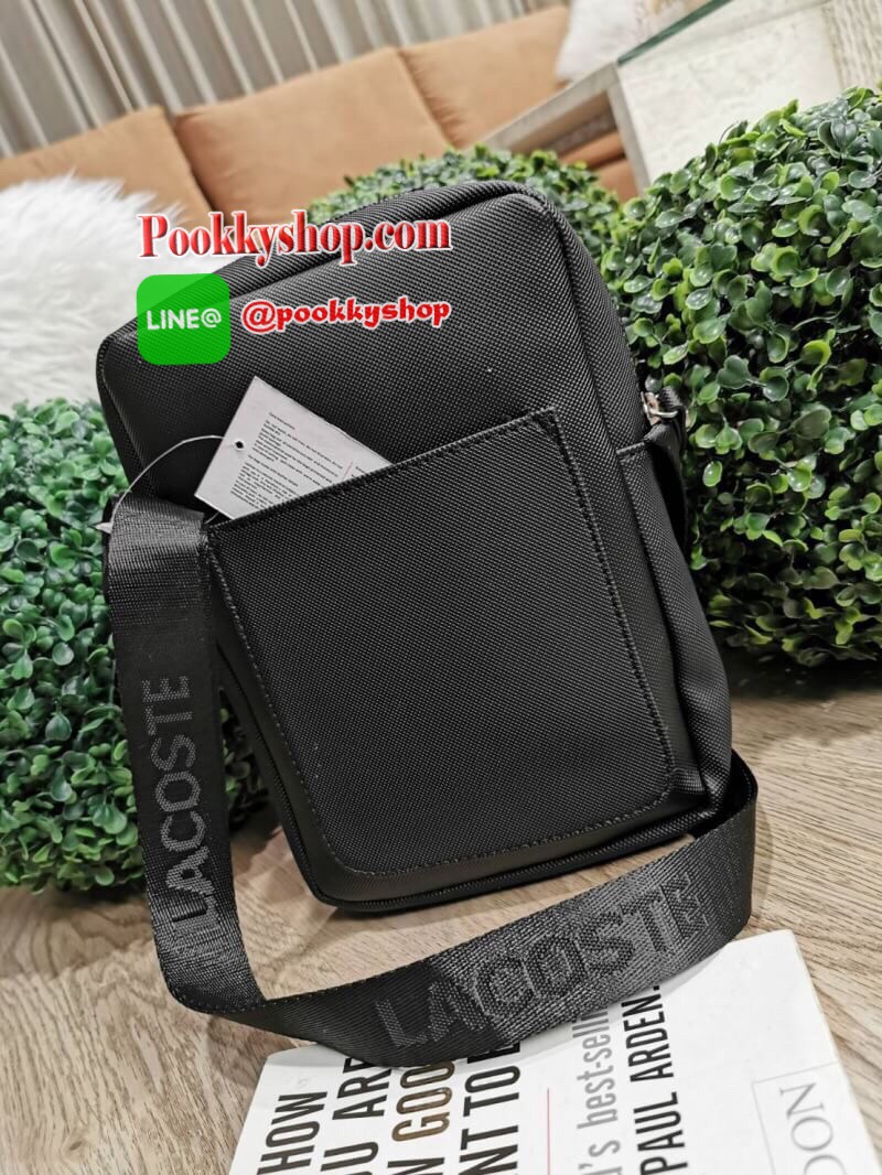 ห้ามพลาด‼️ NEW ARRIVAL! SAFFIANO SHOULDER BAG รุ่นใหม่ล่าสุดจาก Factory ดีไซน์ Unisex ใช้ได้ทั้งชายและหญิง วัสดุหนัง Saffiano เนื้อหนาอยู่ทรงสวยดูดี ด้านหน้ามีโลโก้แบรนด์ มี1ช่องใส่ของช่องหลักเปิดปิดด้วยซิปสะดวกใช้ ภายในมีช่องใส่ของและช่อง