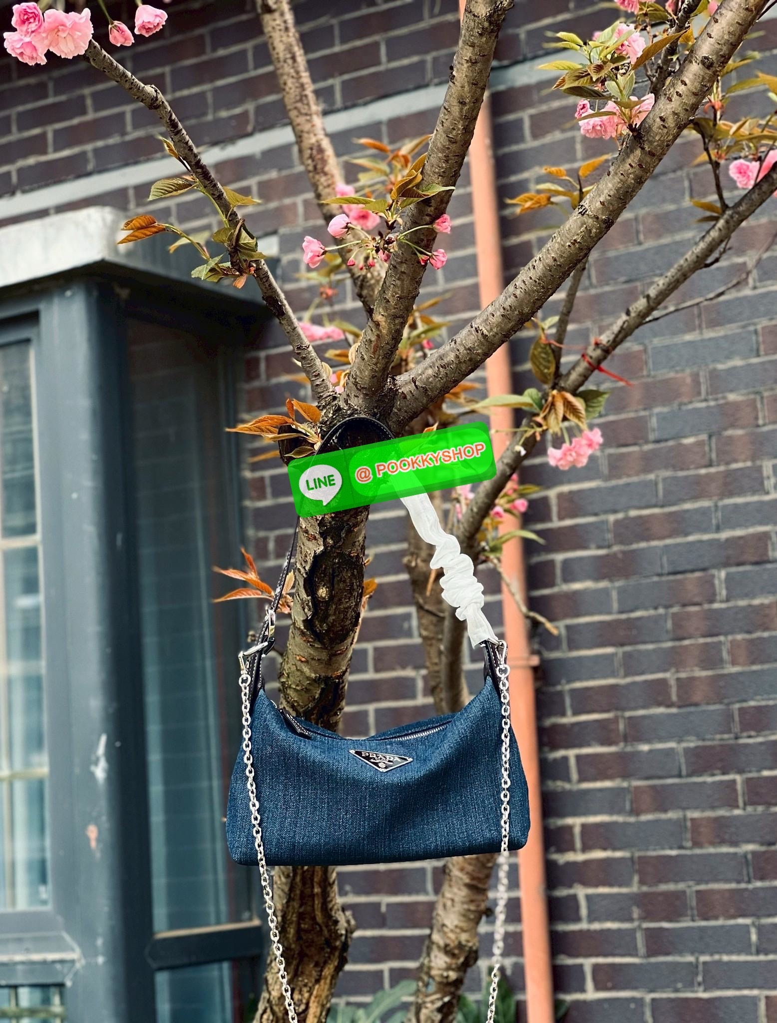 **สินค้าเข้าใหม่** ทางนี้ค่าาสาวๆ สวยเกินจะห้ามใจไหว! NEW IN! PRADA HOBO HANDBAG//SHOULDER DENIM BAG 🔖พร้อมส่งา แม่ค้าเองก็จับไม่วางแล้ว1ค่าา สวยจริงๆ กับPrada denim วัสดุยีนส์หนานิ่มตัดขอบหนังอย่างดี ทรงสวยมากๆค่ะ หูหิ้วสายหนังในตัว คล้องไหล่ได้