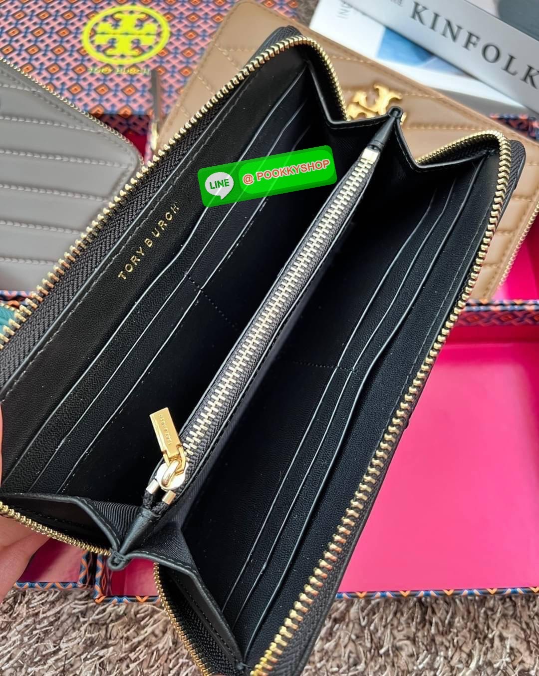 TORY BURCH KIRA CHEVRON ZIP CONTINENTAL WALLET 🌟พร้อมส่ง รุ่นที่สาวๆต้องมีติดมือสักใบค่ะ ✔️กระเป๋าสตางค์ใบยาว หนังแกะนิ่มมือ ยืดหยุ่นดีมากๆค่ะ ✔️อะไหล่ทองสีสวยมากๆ ภายในมีช่องใส่ธนบัตร2ช่องกว้าง มีช่องเสียบบัตรได้ถึง8ช่อง พร้อมช่องซิ
