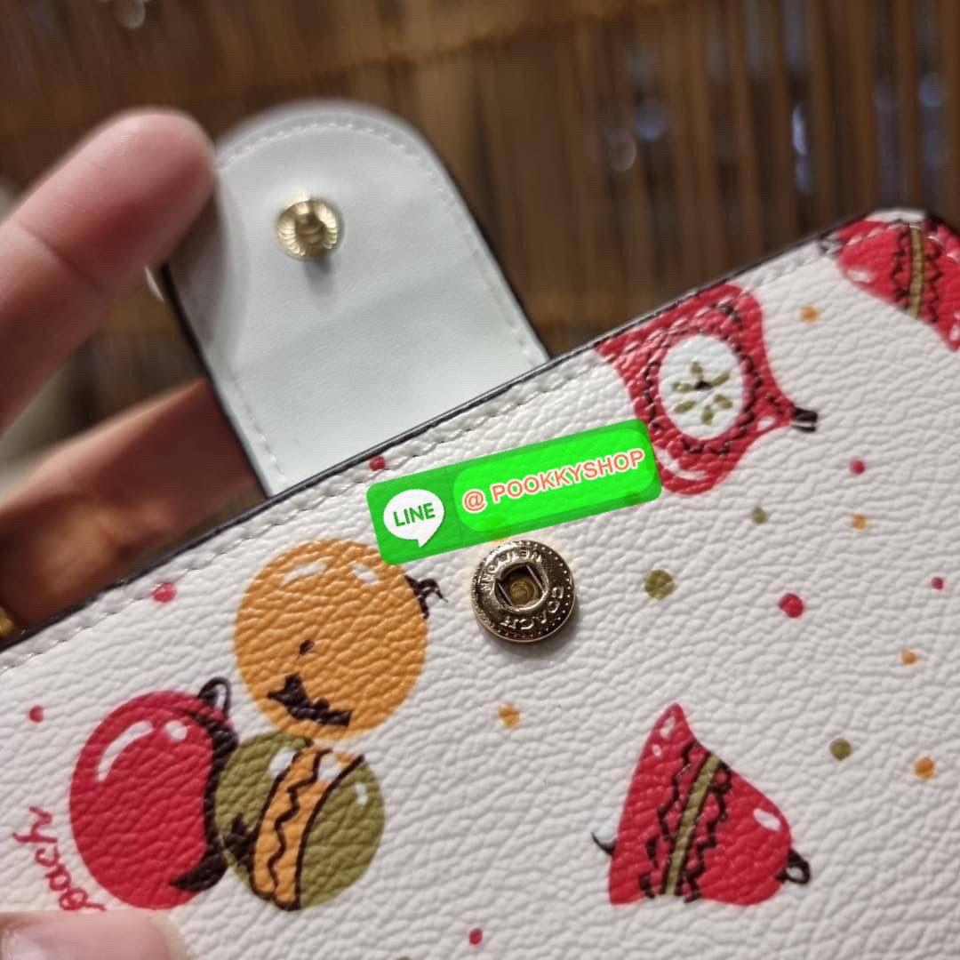 COACH C7413 MEDIUM CORNER ZIP WALLET WITH ORNAMENT PRINT คอลเลคชั่นใหม่ กระเป๋าสตางค์ใบกลาง ดีไซน์ใหม่ สุดหรู คละลายพริ้นท์เต็มใบ น่าใช้ไปอีก วัสดุหนังแคนวาสเคลือบลาย ภายในมีช่องใส่บัตร ใส่ธนบัตรได้ครบ และมีช่องซิปแยก ใบจริงสวยมากๆ แนะนำจ้า ราคาสุดคุ้มครบ