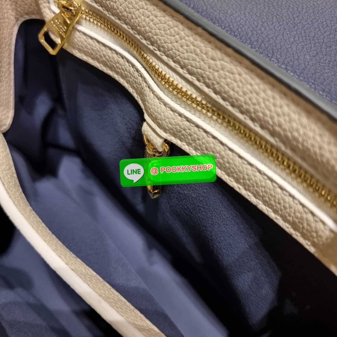NEW IN!! LV capucines top handle วีไอพีพรีเมี่ยมกิ๊ฟจากเคาน์เตอร์ ที่สุดของความสวยในราคาเบาๆ กระเป๋าถือสุดหรู ดีไซน์ทรงคลาสสิค พร้อมลวดลายหรูหรา มาพร้อมหูจับในตัว ด้วยรูปทรงวินเทจและวัสดุหนังลูกวัว สัมผัสดี ขับผิว ทำให้ไอเท็มนี้สะกดทุกสายตาจริงๆ และยังมีล