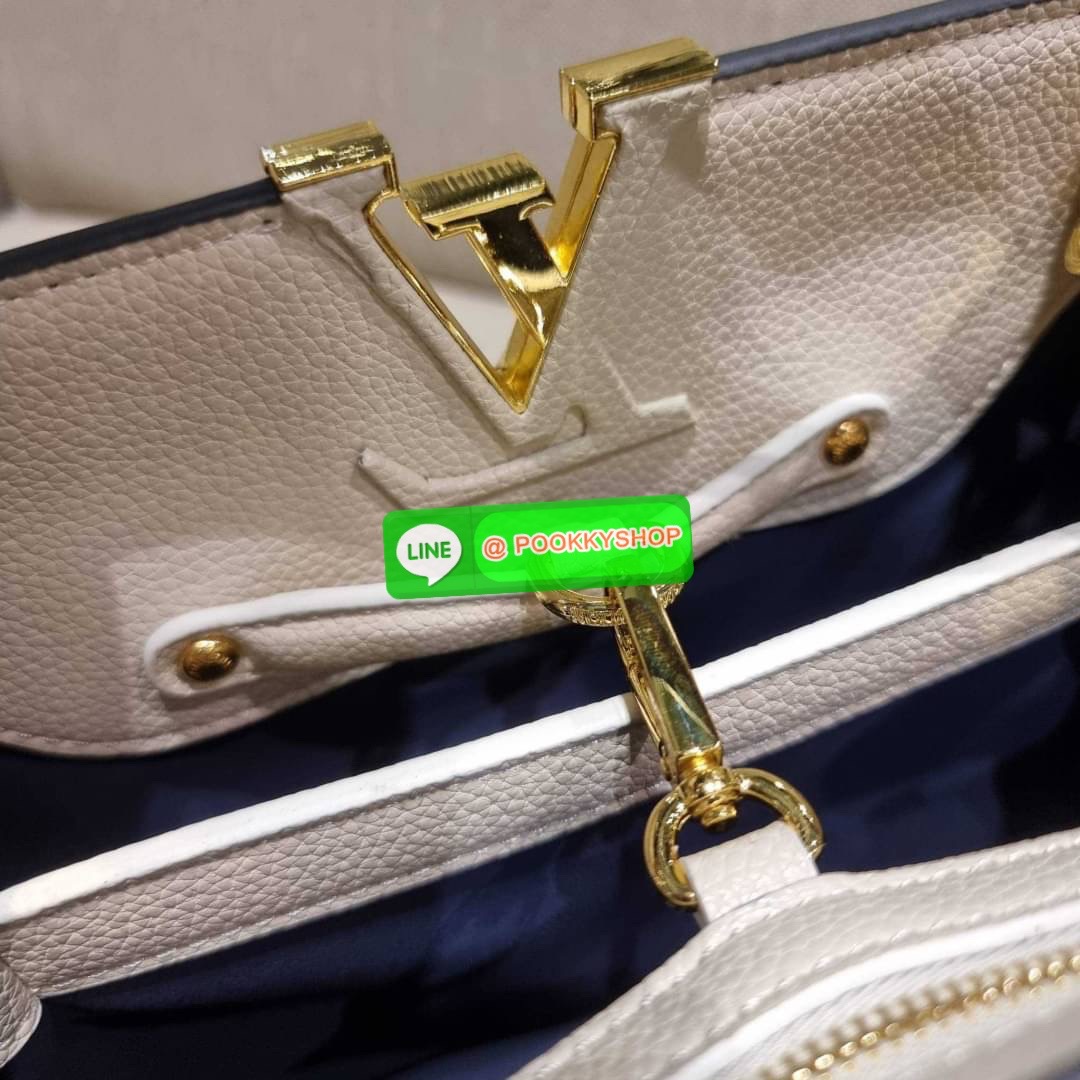 NEW IN!! LV capucines top handle วีไอพีพรีเมี่ยมกิ๊ฟจากเคาน์เตอร์ ที่สุดของความสวยในราคาเบาๆ กระเป๋าถือสุดหรู ดีไซน์ทรงคลาสสิค พร้อมลวดลายหรูหรา มาพร้อมหูจับในตัว ด้วยรูปทรงวินเทจและวัสดุหนังลูกวัว สัมผัสดี ขับผิว ทำให้ไอเท็มนี้สะกดทุกสายตาจริงๆ และยังมีล