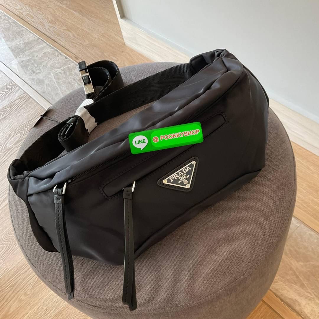 รุ่นยอดฮิต! กระเป๋าคาดอก น้ำหนักเบา ดีไซน์เป็นเอกลักษณ์ งานพรีเมียมสมนาคุณ prada ซึ่งเหมาะกับสายStreet มากๆค่ะ ทรงสาย จุของได้เยอะ ด้านหน้าประดับมีป้ายโลหะโลโก้แบรนด์ มีช่องซิปแยก อะไหล่สีเงินทั้งใบ ภายในปิดเปิดด้วยซิปมีที่จับหนังห้อย สามารถใส่กระเป๋าตังค