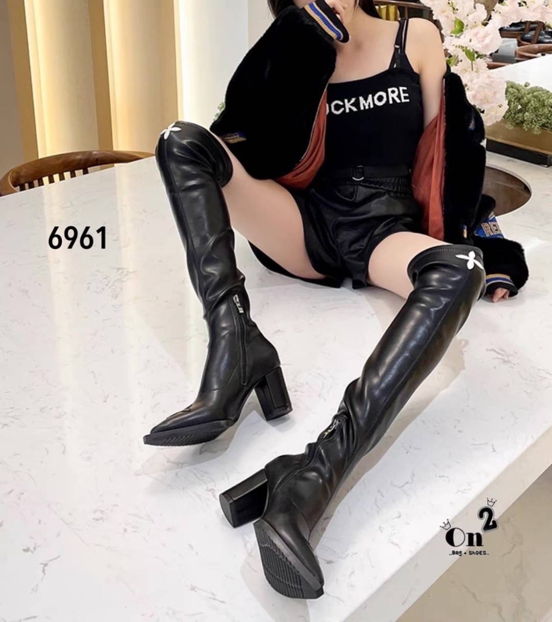 รองเท้าบูทข้อสูง ลุคสนามบิน ซีซั่นนี้คือของที่ต้องมีค่าาหนังนิ่มการตัดเย็บเนียบ ใส่ง่ายการดีไซน์ทรงส้นสูงดูเก๋ งานดีมากกันน้ำ กันฝน ใส่เดินลุยหิมะ ใส่เช็คอินที่เที่ยวสวยๆเริ่ดมาก สาวสายแฟต้องไม่พลาดจ้า