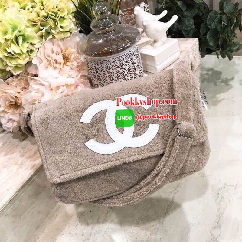MUST HAVE! Chanel Beaute Crossbody Bag กระเป๋าถือหรือสะพายพรีเมี่ยมของเเท้จาก Chanel Cosmetic Counter VIP Gift รุ่นแนะนำวัสดุขนวูฟสีดำหนานุ่มตัดโลโก้แบรนด์หนังแก้วสวยโดดเด่น น้ำหนักเบา เปิดปิดด้วยฝาปิดกระดุมแม่เหล็ก ใบใหญ่กำลังดีใส่ ipad กระเป๋าสตางค์ใบยา
