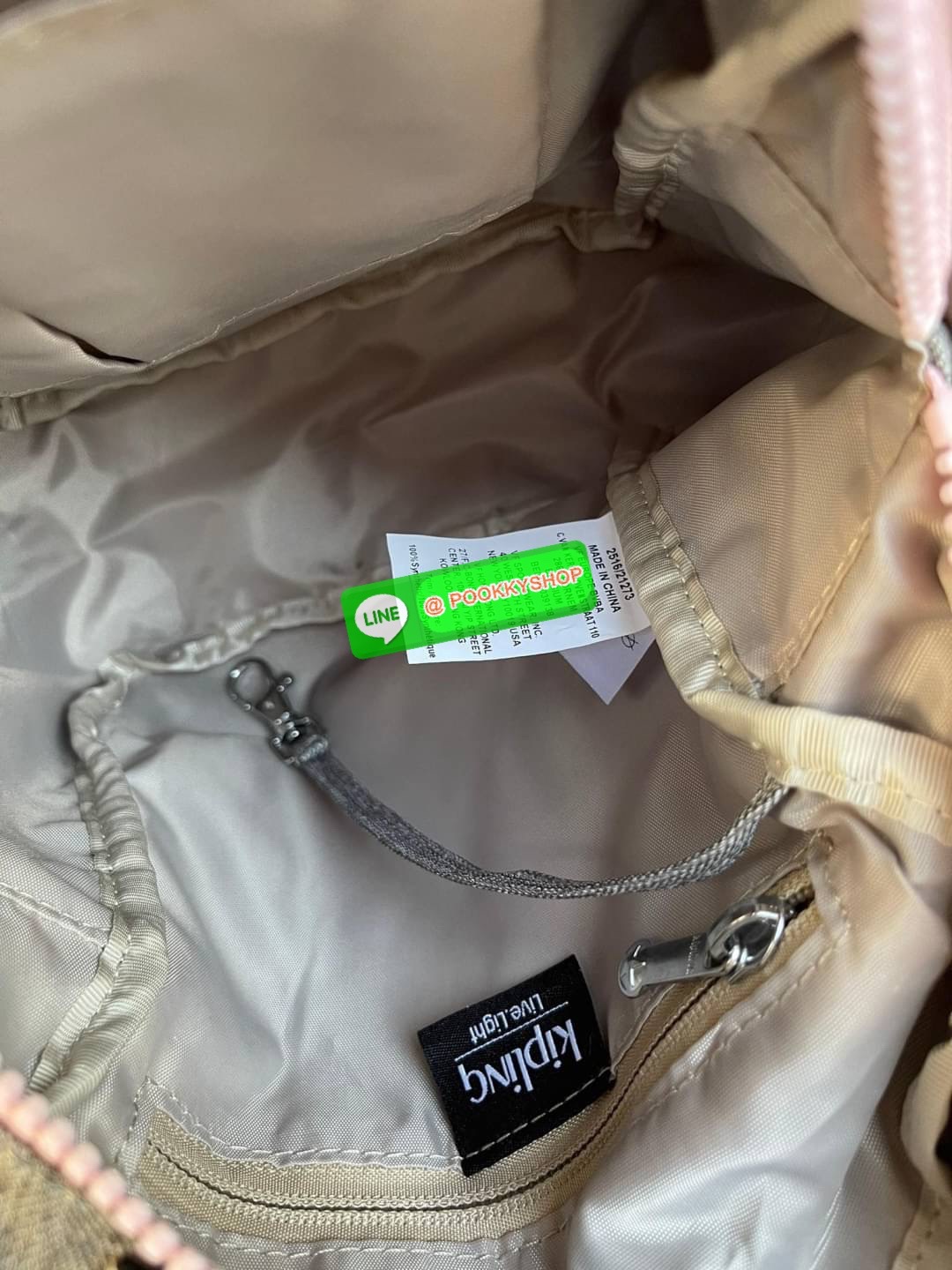 Kipling Escalus Medium Backpack กระเป๋าเป้สะพายหลังขนาดกำลังดี เก๋ไก๋สำหรับคุณผู้หญิงด้วยสีสันมาดลุคช์ที่ดูดีอย่าง white sand collection คุณสมบัติสุดทันสมัยที่สามารถกันน้ำจากวัสดุpolymide100% มีน้ำหนักเบาและใช้งานได้จริง ดีไซน์มาพร้อมกับความสะดวกสบายกับสา