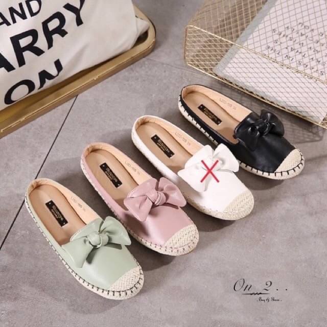 รองเท้าคัชชูหนังเปิดส้นหน้าประดับโบขอบปอถัก งานน่ารัก หนังดีหนังนิ่ม พื้นบุนุ่มใส่สบาย ใส่แล้วสวย สวมสบาย กำลังดี เหมาะกับเท้าทุกทรง มีสีสวย เก๋ ถนอมเท้า ถนอมส้นใส่งานทางการ หรืองานไหนก็ใส่ได้หมดค่ะ