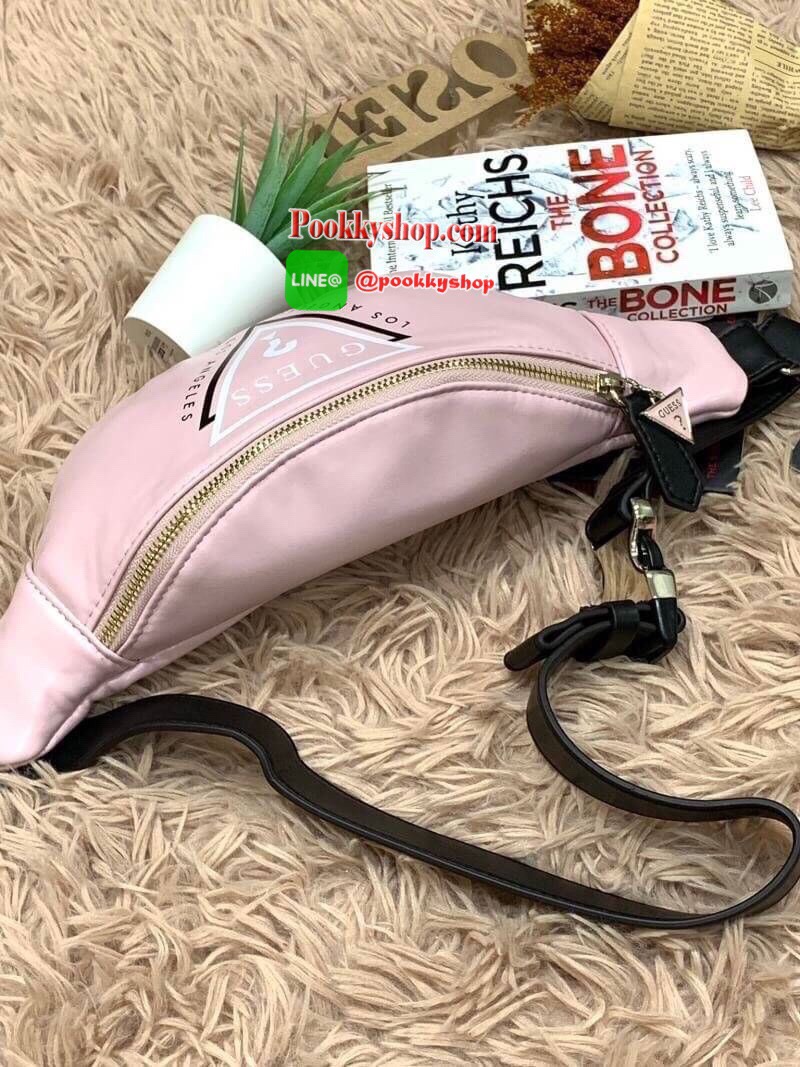 Guess Adjustable belt strap waist bag กระเป๋าทรงคาดอกคาดเอวทรงยอดฮิตแห่งปี ออกมาให้ยลโฉมอีกรุ่นด้วยการใช้งานที่ง่ายและคล่องตัว มีหัวซิปสามเหลี่ยมโลโก้แบรนด์เป็นสัญลักษณ์ ใส่โทรศัพท์มือถือได้ทุกรุ่น สายสะพายปรับได้ฟรีไซส์ สวยดูโฉบเฉี่ยวเอาใจวัยรุ่นเลยคร้า!