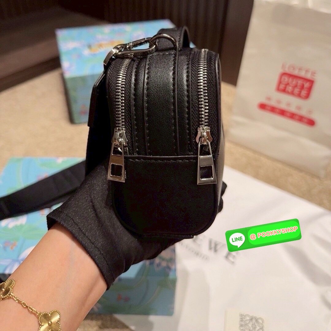 🕊️ พร้อมส่ง | Loewe Mini Camera Crossbody Bag กระเป๋าสะพายทรงกล่อง เรียบหรูเป็นเอกลักษณ์ อย่างแท้จริง ปั้มโลโก้โดดเด่นสีเดียวกับพื้นหนัง ให้ความรู้สึกเรียบง่ายแต่แฝงความคลาสสิกในตัว เรียกได้ว่าไม่ซ้ำใคร!! สวยอยู่ทรง เปิด-ปิดกระเป๋าด้วยซิป มาพร้อมส