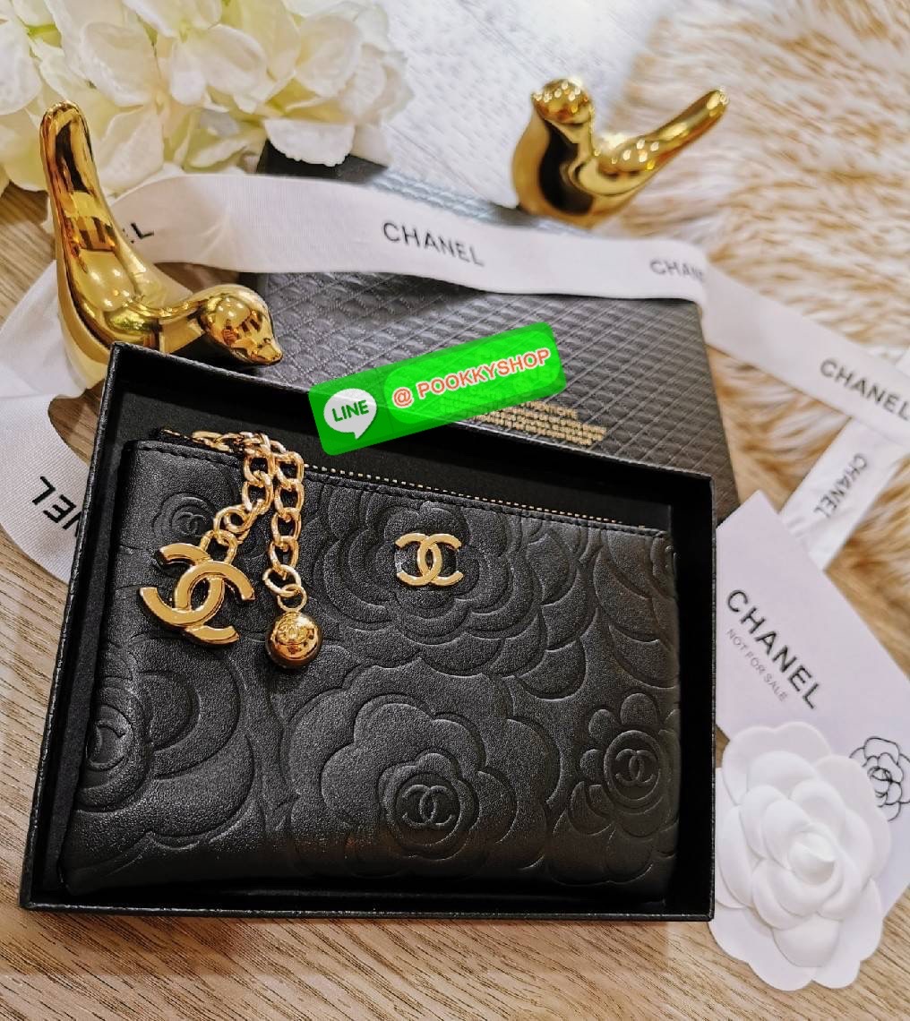 Don't Miss! New Arrival! Chanel Clutch Bag VIP Gift With Purchase (GWP) จาก Chanel Cosmetic Counter วัสดุหนังเรียบลายดอก Camellia สวยหรูเปิดปิดด้วยซิปสะดวกใช้ ด้านหน้าประดับโลโก้แบรนด์อะไหล่ทอง ภายในมีโลโก้ เเถบ Not for sale มีช่องใส่บัตรหลายช่องสามา