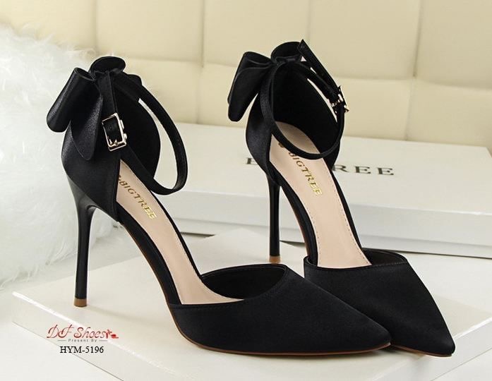 สินค้าพร้อมส่ง รองเท้าส้นสูงหัวแหลมรัดข้อนำเข้า วัสดุหนัง PU บุผ้าซาตินด้านนอก ดีไซน์โบว์ด้านหลัง เรียบหรู งานคุณภาพดีมาก งานจริงเหมือนรูป แมทง่ายกับทุกชุด ใส่ออกงานก็สวยหรูค่ะ