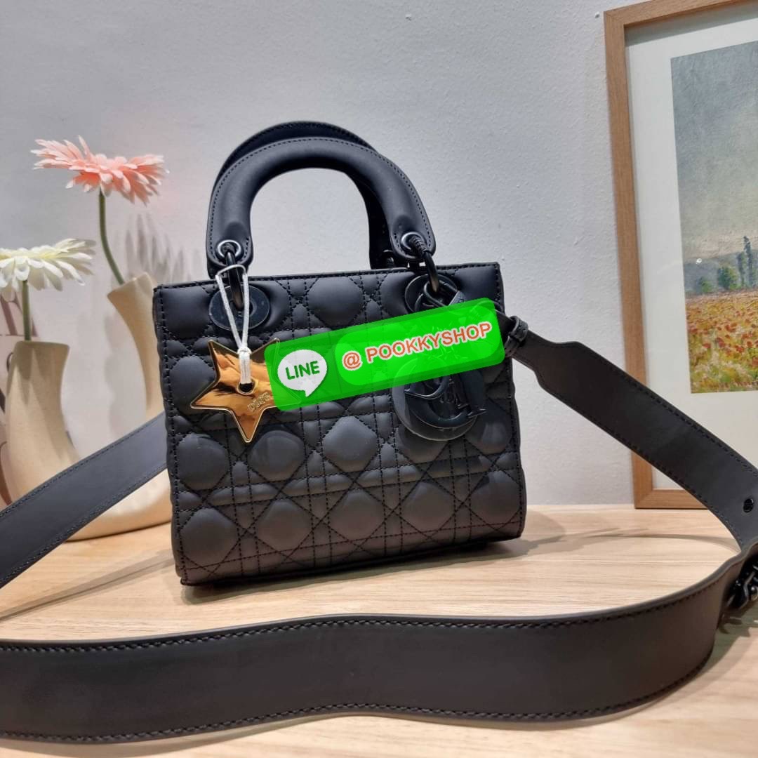 NEW ARRIVAL!! CD LADY ULTRAMATTE BAG กระเป๋าสะพายข้างพรีเมี่ยมกิ๊ฟสุดฮอต ดีไซน์เรียบง่าย แต่แฝงไปด้วยความหรูหรา ทรงกล่องคลาสสิค โดดเด่นด้วยพวงกุญแจอะไหล่สีเดียวกับตัวกระเป๋า วัสดุหนังแท้ผิวแมทท์ ลายเส้นซ้อนทับสวยงาม มีรูปแบบ หูจับในตัวและสายครอสบอดี้สุดเล