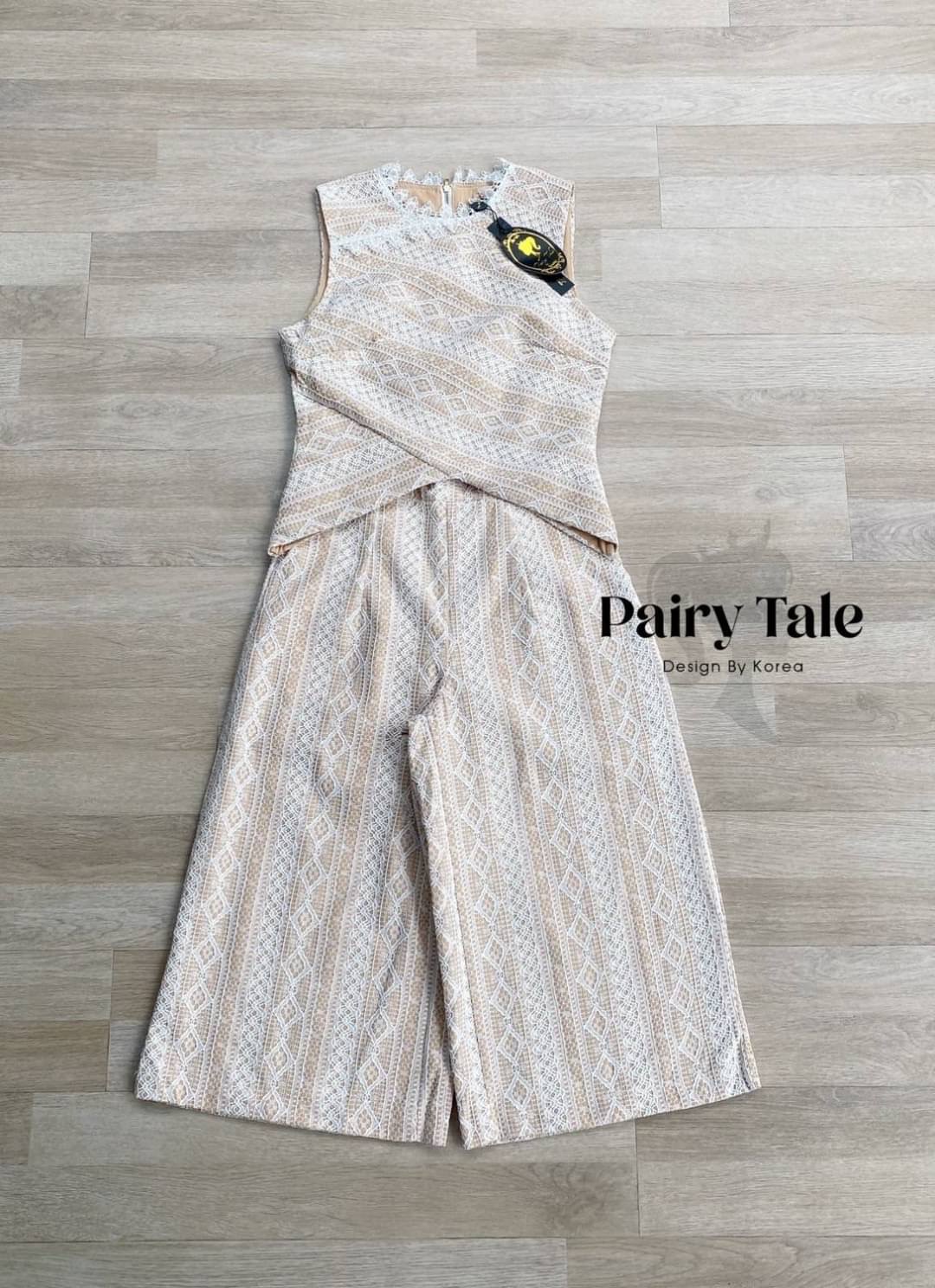 Set เสื้อแขนกุดปลายวียาว กางเกงขา 6 ส่วน ผ้าลูกไม้สีขาว เคลือบผ้าซับในสีครีม งานจริงสวยมากกกก บอกได้เลยว่าลุคนี้ดูรวยค่า