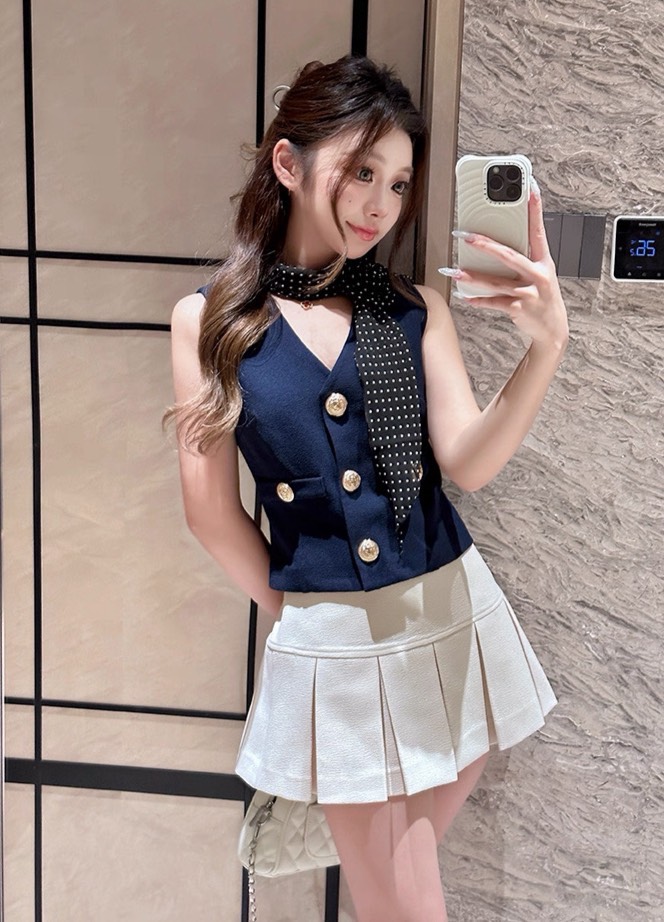 ชุดเซทแฟชั่น ชุดเซต4ชิ้น สุดคุ้ม!! เสื้อโทนสีกรม คอวีกระดุมหน้าสีทองสวยหรูโดดเด่น