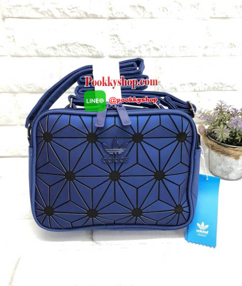 New!!! Adidas shoulder bag พร้อมส่ง กระเป๋าสะพายข้างแนว sport วัสดุด้านหน้าเนื้อ matte ผสมหนังนิ่มค่ะ น้ำหนักเบา ด้านหน้าติดโลโก้แบรนด์ เปิดปิดกระเป๋าแบบซิป ภายในโล่ง ใส่ของจุพอประมาณเลยค่ะ มีช่องซิปหนึ่งช่อง ด้านหลังมีช่องซิปยาวให้ใส่ของได้ด้วยนะคะ สายสะ