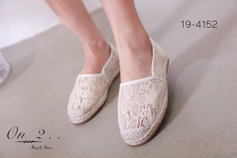 Valentino lace flat shoes งาน Hot item กันเลยจ้าคู่นี้คัชชูลูกไม้ สไตล์วาเรน สวยหวานปนเทห์ งานดีมากลูกสวยเกรดดี แมทช์ง่าย จะใส่กับกระโปรงหรือยีนส์ ก็เป๊ะคะ เป็นอีกคู่ที่สาวๆไม่ควรพลาดนะคะ