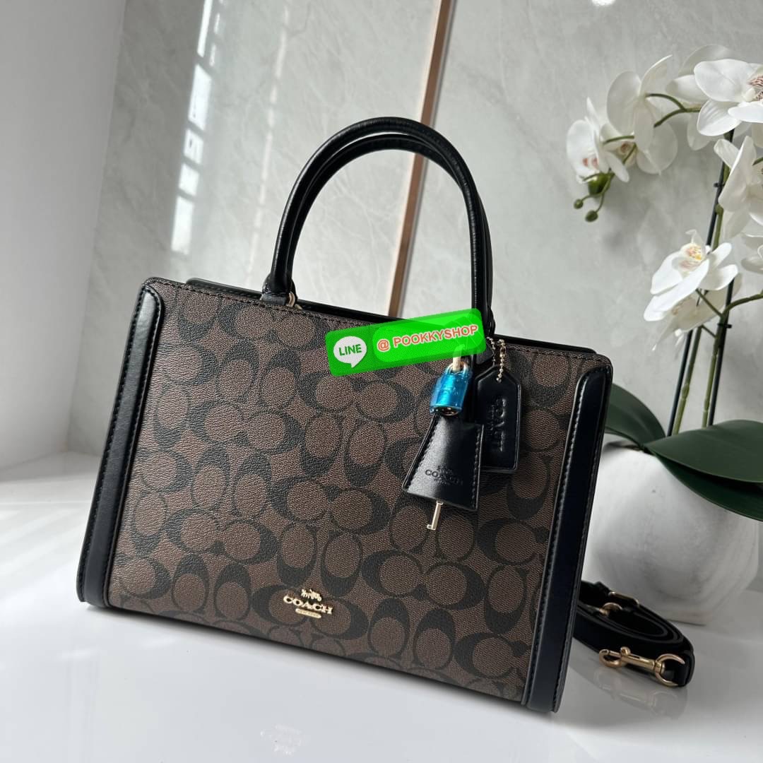 COACH ZOE CARRYALL IN SIGNATURE CANVAS (F87665) กระเป๋าถือหรือสะพาย ผู้ดีคุณนาย วัสดุหนังแคนวาส ตัดขอบหนังแท้ เปิด-ปิดด้วยซิปคู่ ตกแต่งด้วยตัวล็อคแม่กุญแจห้อยด้านหน้า ด้านในเป็นช่องกว้างใส่ของได้เยอะ มีสายสะพายยาว ถอด-ปรับระดับได้ สวย หรู ดูแพงมาก