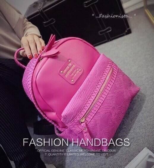 รุ่นนี้ถามกันมาเยอะ จัดมาเพิ่มให้อีกรอบ งานลายนูน 3มิติ ไม่ใช่สกรีนลาย พร้อมส่งครบสีเลยค่ะ!! HOT ITEM KOREA BACKPACK พร้อมส่งจ้าา แบบขายดี คุณภาพเริ่ด กระเป๋าเป้แบ็คหนัง pu เน้นจุดเด่นที่ตัวหนังที่ผสมผสานเนื้อแมทสีพื้นตัดต่อหนังลายงูนูนมีมิติสวยลงตัวมาก ว