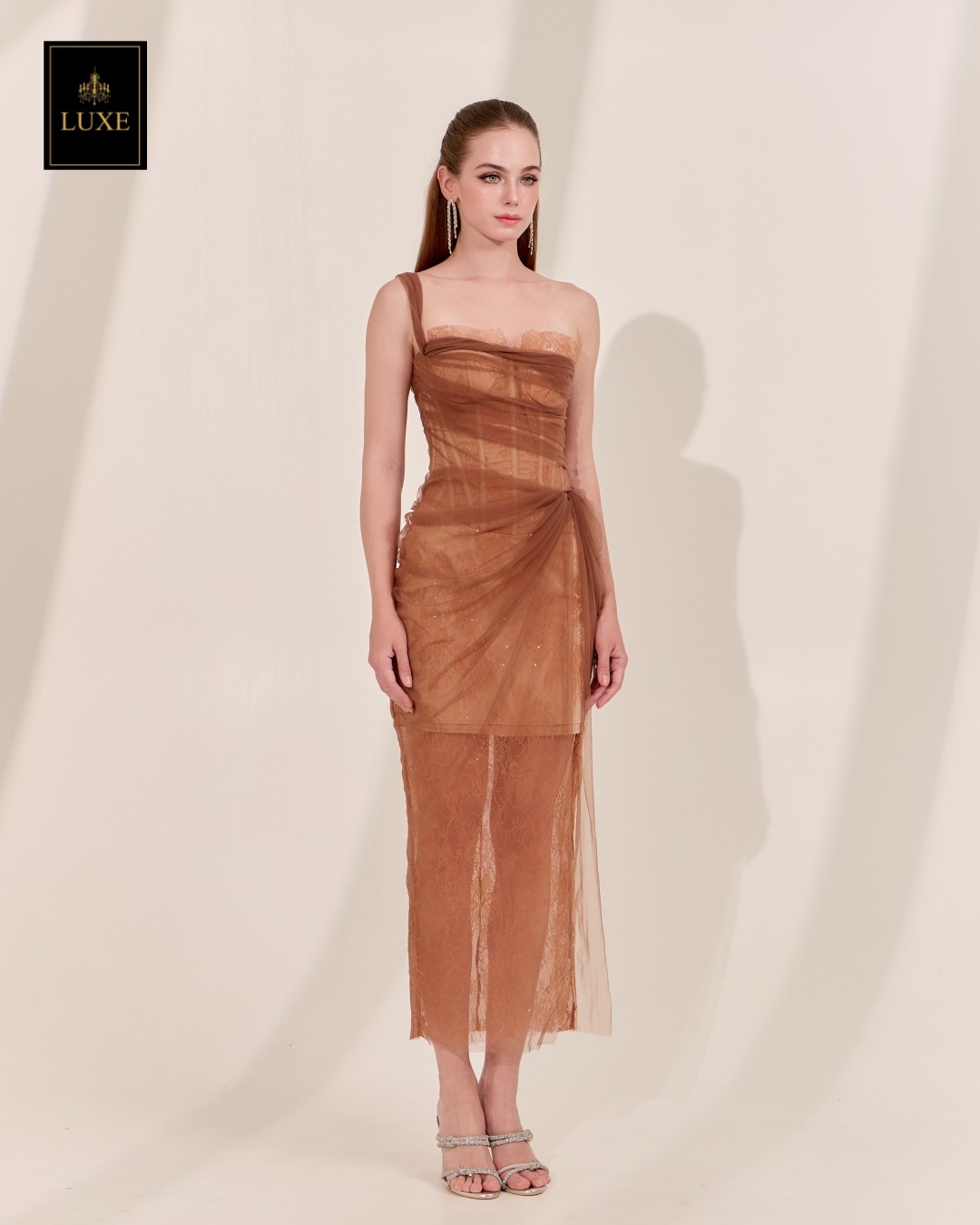 เดรสแฟชั่น เดรสเสื้อเกาะอก มีโครงแบบคอร์เซ็ต ซ้อนทับด้วยผ้าเน็ตจับเดรป กระโปรงจับเดรป