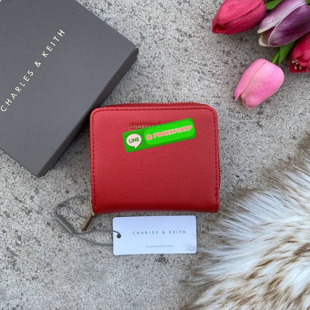 CHARLES & KEITH COMPACT WALLET กระเป๋าตังใบสั้นฟังก์ชันครบ!! ด้านหน้ามีโลโก้แบรนด์ มีช่องซิปใส่เหรียญ เปิดปิดแบบกระดุม ด้านในมีช่องใส่การ์ด 16 ช่อง มีช่องใส่ธนบัตรตามยาว ไม่ต้องพับแบงค์ค่า คุ้มมากๆเลยใบนี้