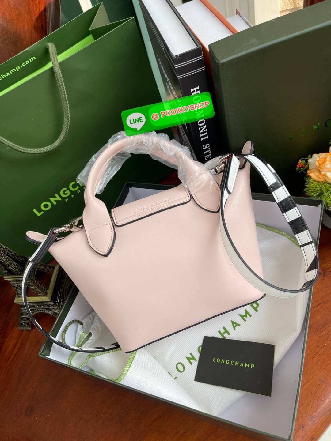 Longchamp Year of OX LE PLIAGE CUIR TOP HANDLE BAG XS Celebrate 2021! ต้อนรับปีวัวด้วยคอลเล็คชั่นพิเศษ วัสดุหนังเมทิส (Metis) หรือหนังแกะเนื้อนุ่มมาพร้อมหูจับขนาดสั้นเหมาะถนัดมือ กระเป๋าทรงไอคอนนิกพร้อมลวดลาย animation สุดน่ารักตรงยุคสมัย เอาใจผู้ที่ชื่นช