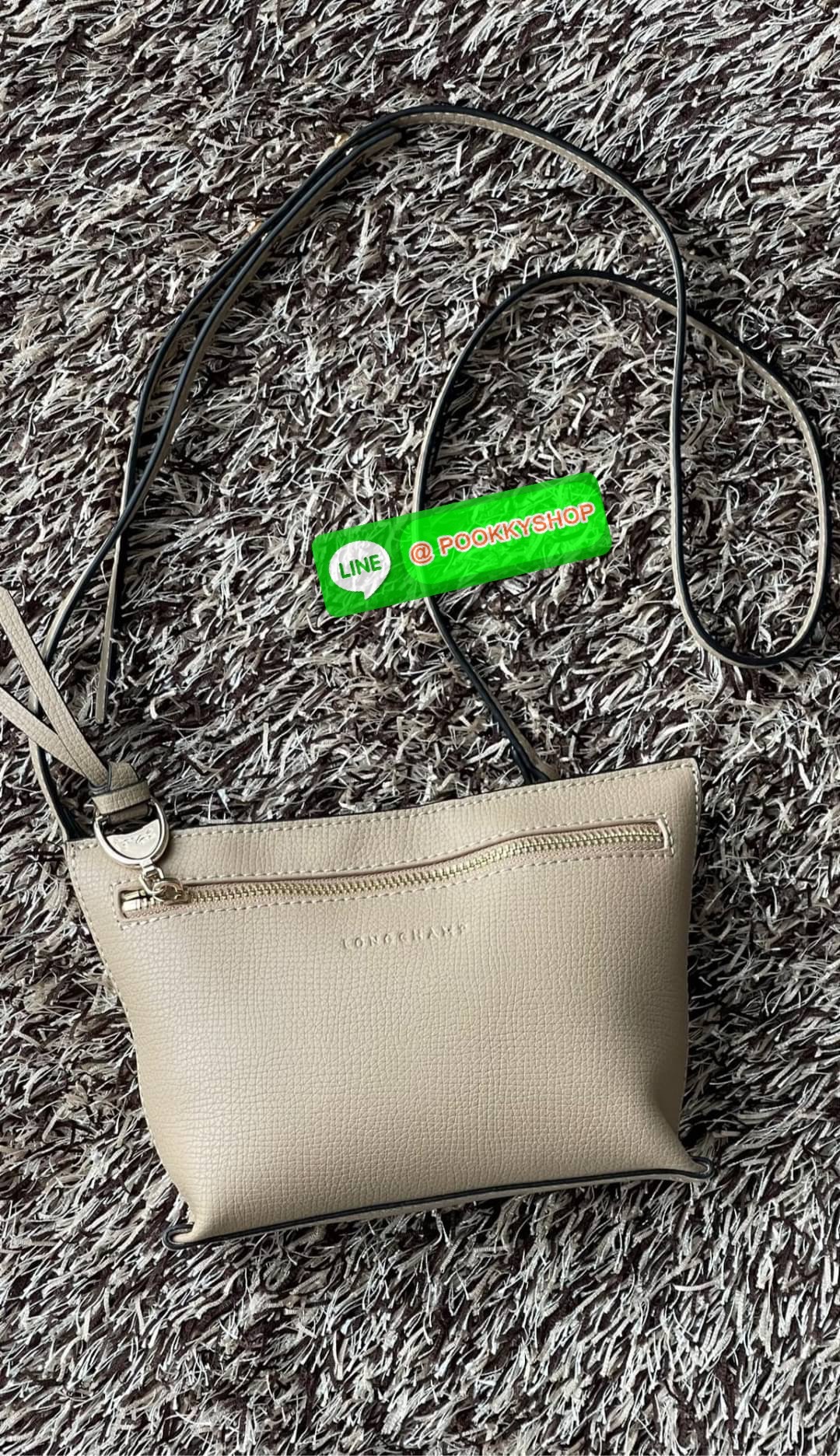 Longchamp MAILBOX Crossbody bag XS ดีไซน์ทรงคลัทช์ที่มีเส้นรูปทรงเรขาคณิตนี้จะรองรับสิ่งของจำเป็นทั้งหมดของคุณ มาพร้อมสายสะพายไหล่แบบปรับได้และถอดออกได้ สวมใส่ได้หลากหลายวิธีเพื่อเพลิดเพลินกับค่ำคืนของคุณอย่างอิสระ ได้แรงบันดาลใจมาจากMAILBOX การเย็บตะเข็บ