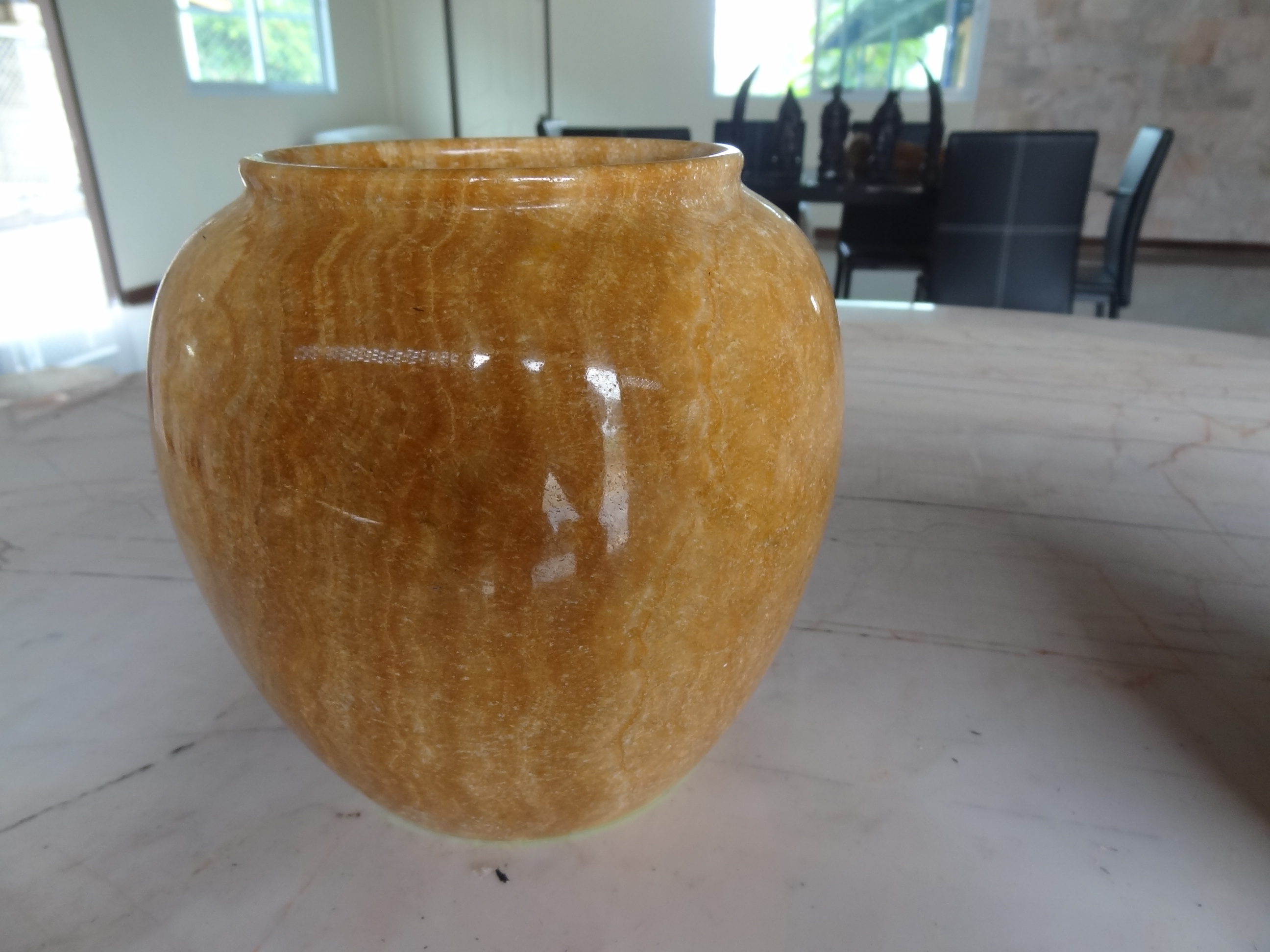 โอ่งหินอ่อนใบเล็ก ขนาดสูง 20 เซนติเมตร กว้าง 20 เซนติเมตร