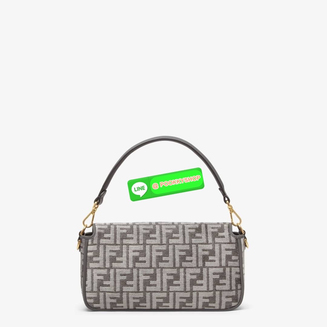 New Arrivals!!! Fendi Baguette Dark Gray FF Tapestry Fabric Bag กระเป๋าทรง Baguette ขนาดกลาง วัสดุผ้าเซนิล พร้อมลวดลาย FF สีเทาเข้ม ปิดท้ายด้วยรายละเอียดหนังแบบทูโทนและประดับด้วยตัวล็อค FF โดดเด่นด้วยฝาปิดด้านหน้าตัวล็อคแม่เหล็กช่องด้านในบุด้วยผ้าหนังกลับ